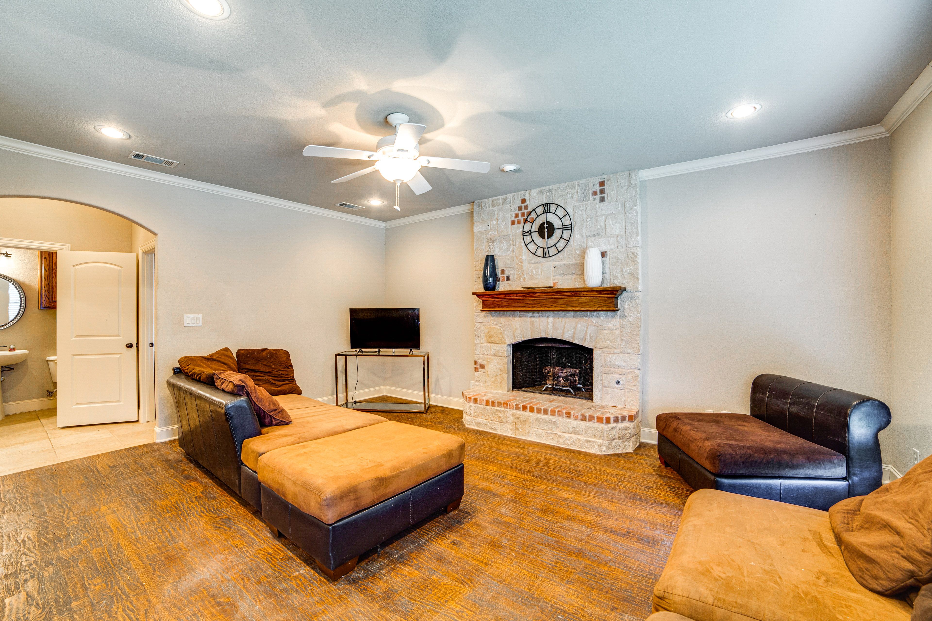 Family Room | 1st Floor | Smart TV | Fireplace