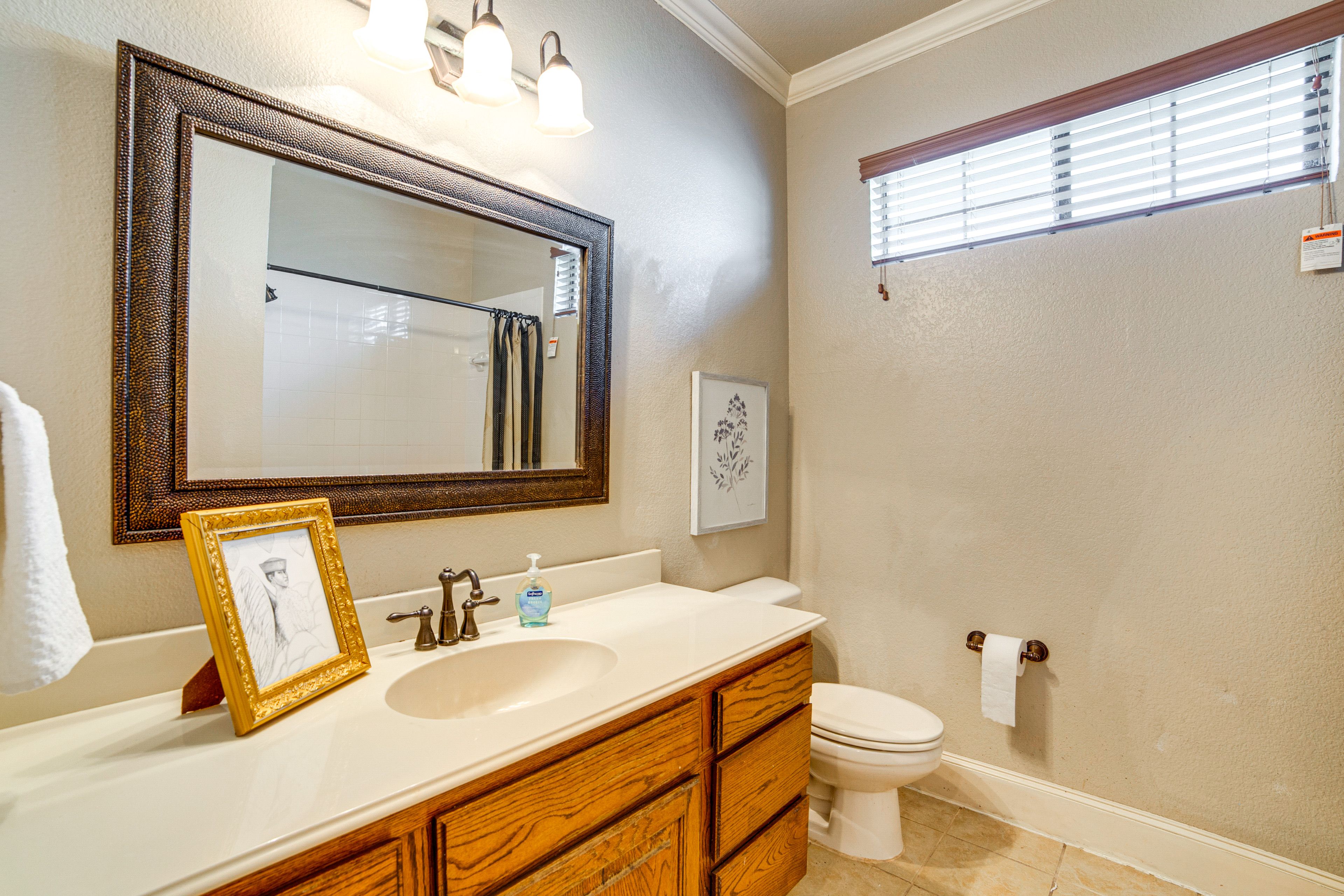 Full Bathroom | 2nd Floor | Towels & Linens Provided