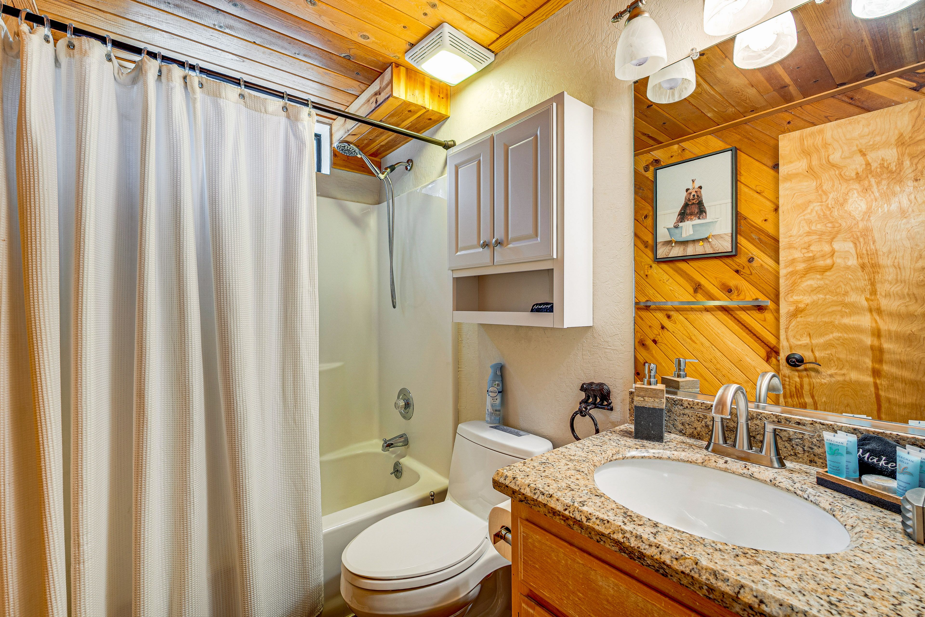 Full Bathroom | Main Level | Towels Provided