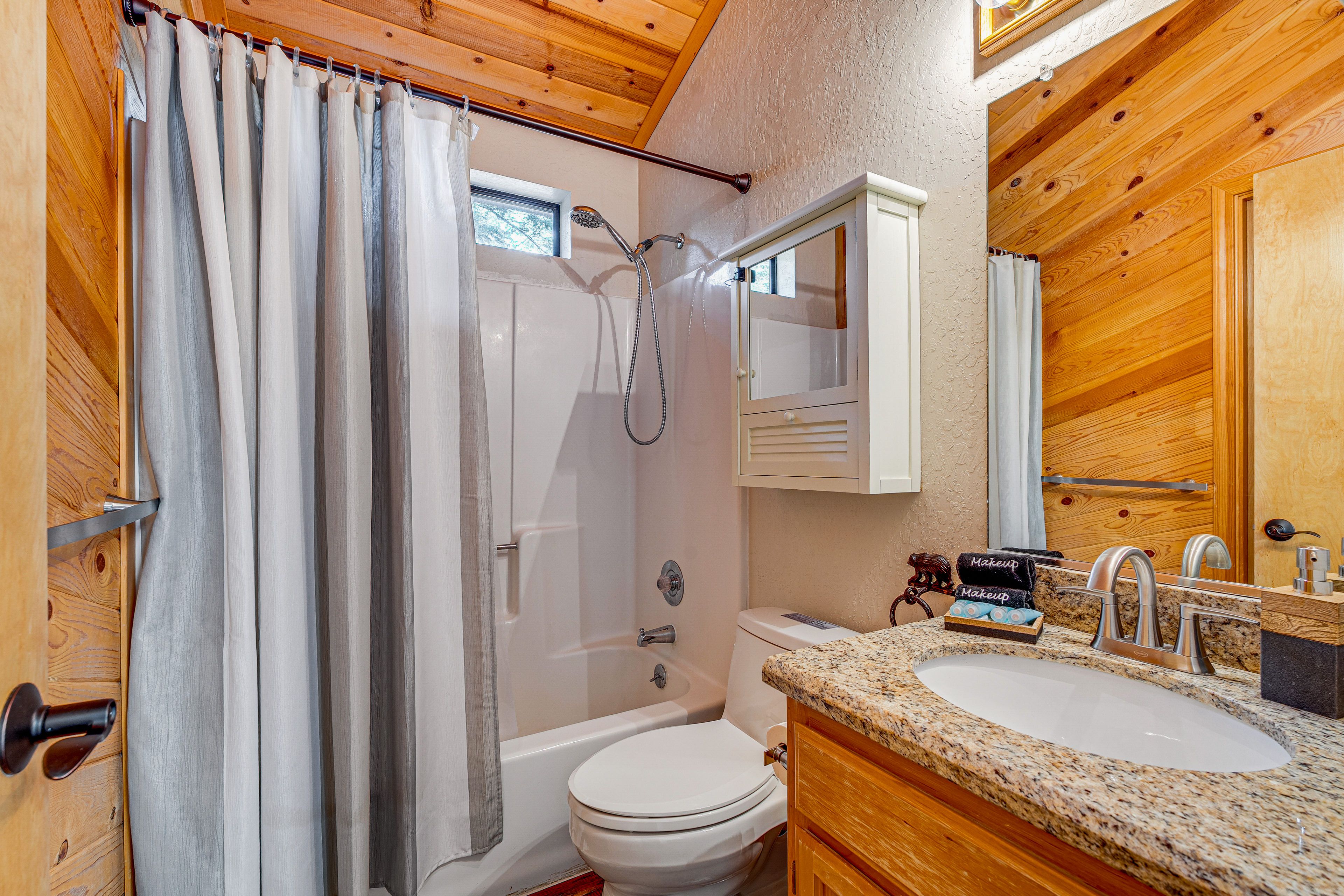 En-Suite Bathroom | Top Level | Complimentary Toiletries