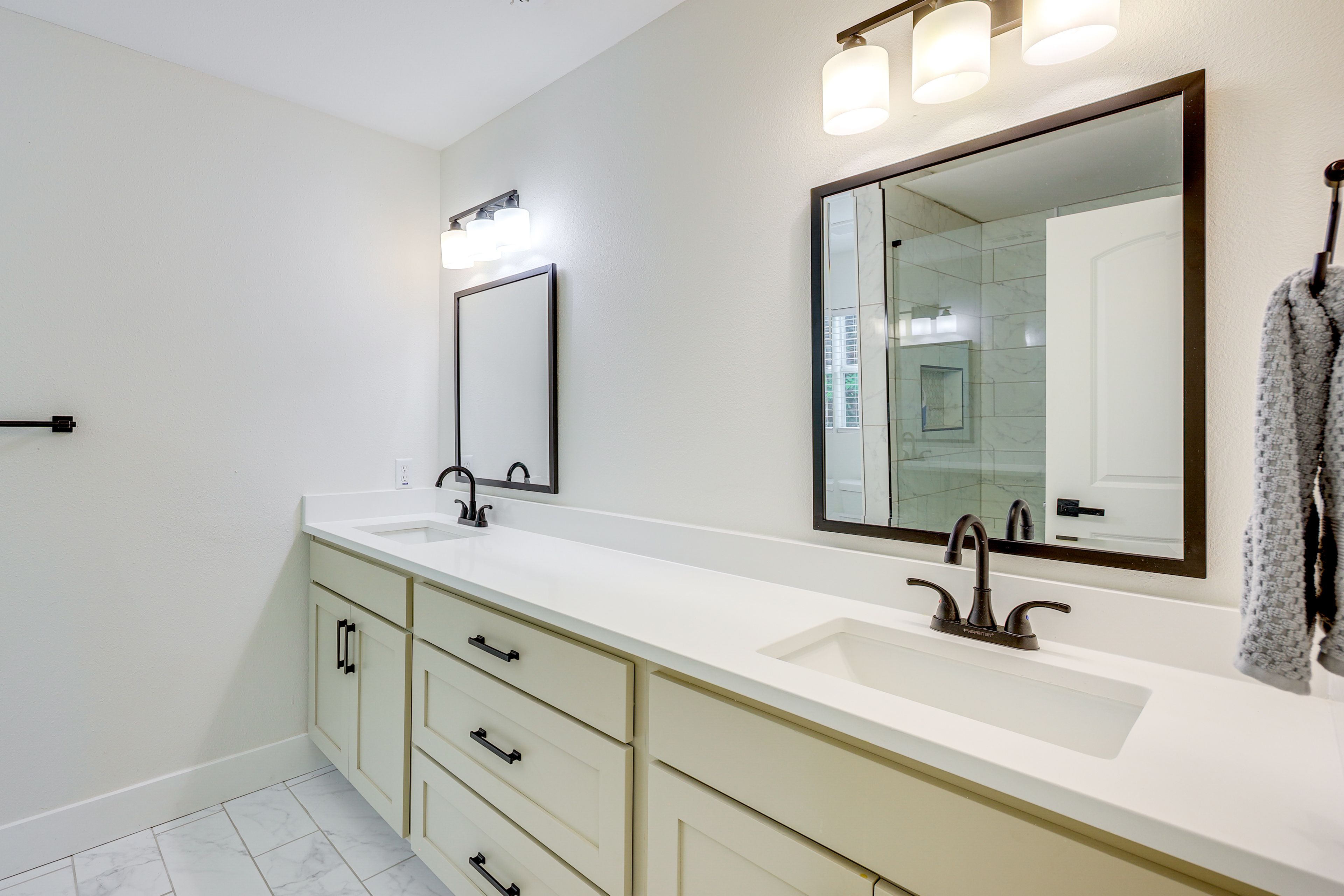Full Bathroom | Towels Provided | Main Floor