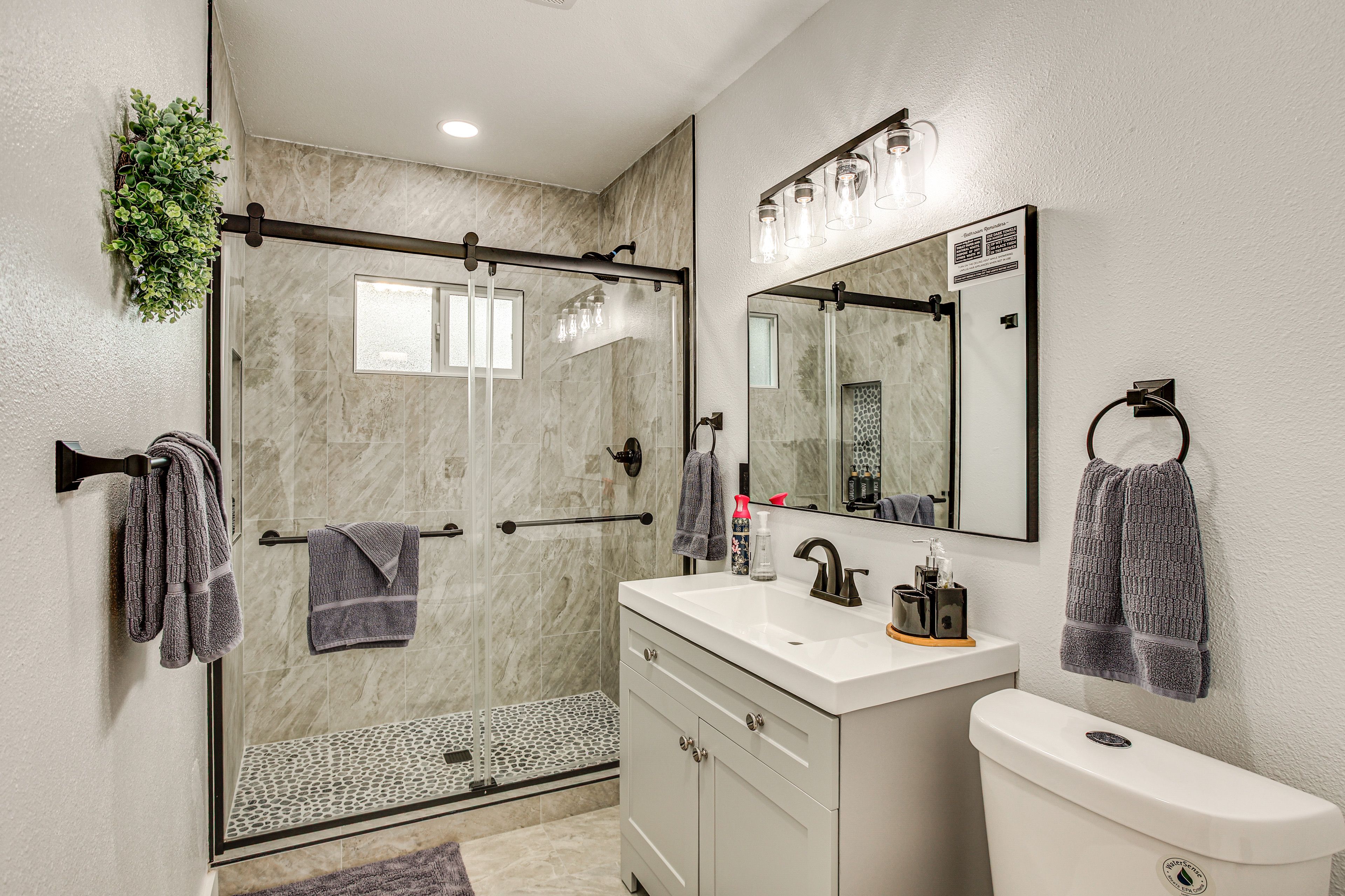 Full Bathroom | Towels Provided