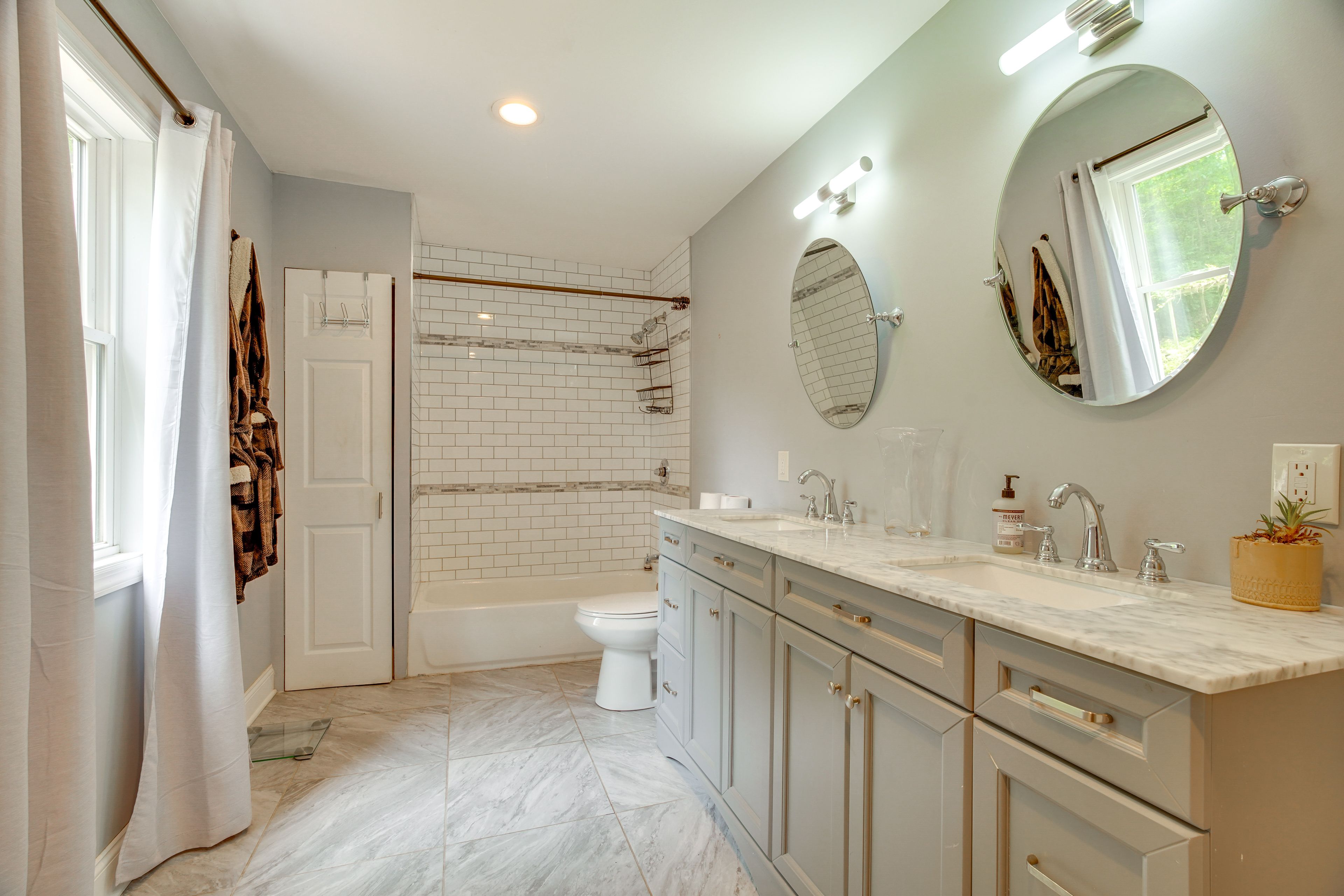 Full Bathroom | Towels Provided | 2nd Floor
