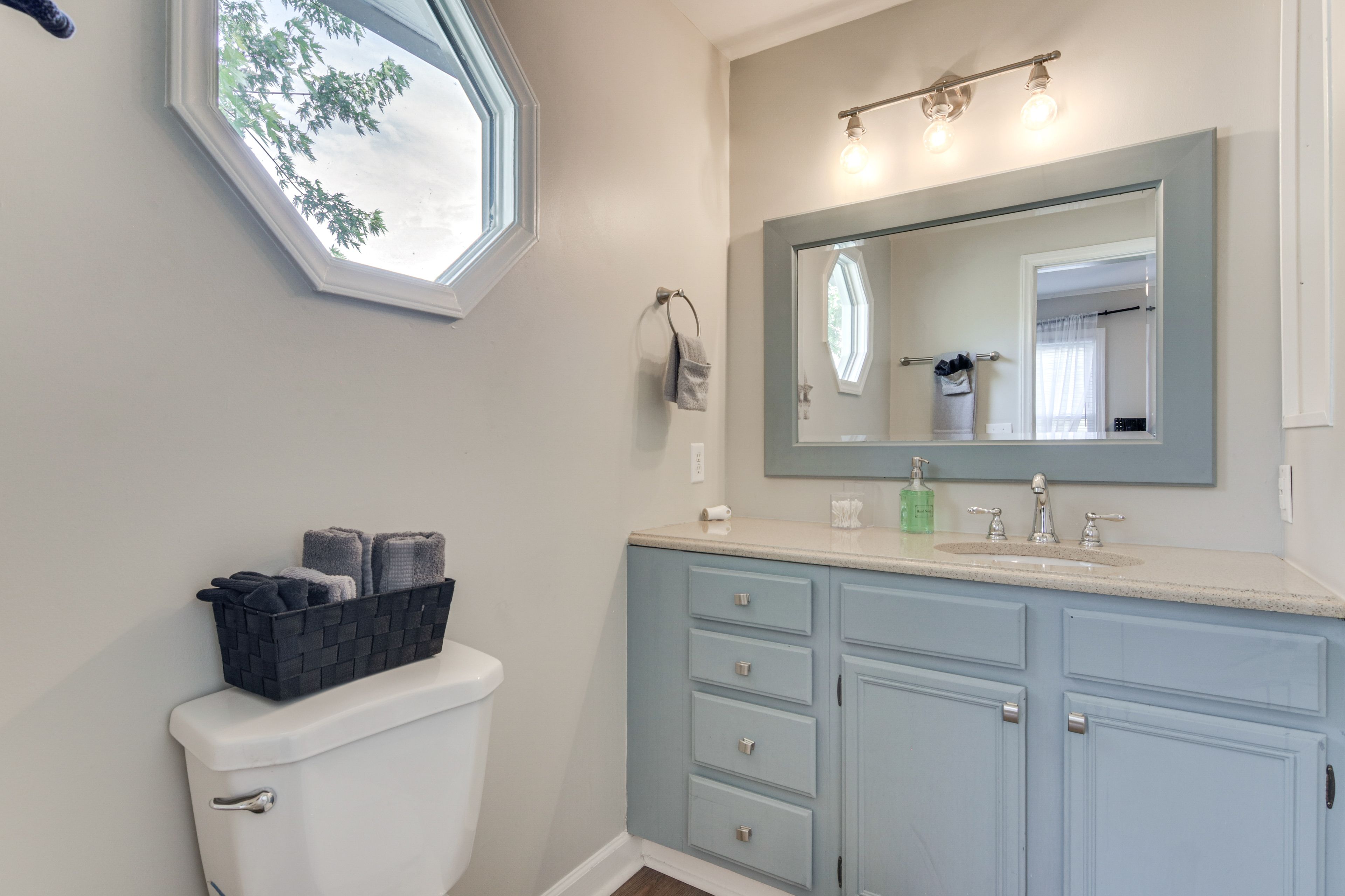 Full Bathroom | Shower/Tub Combo