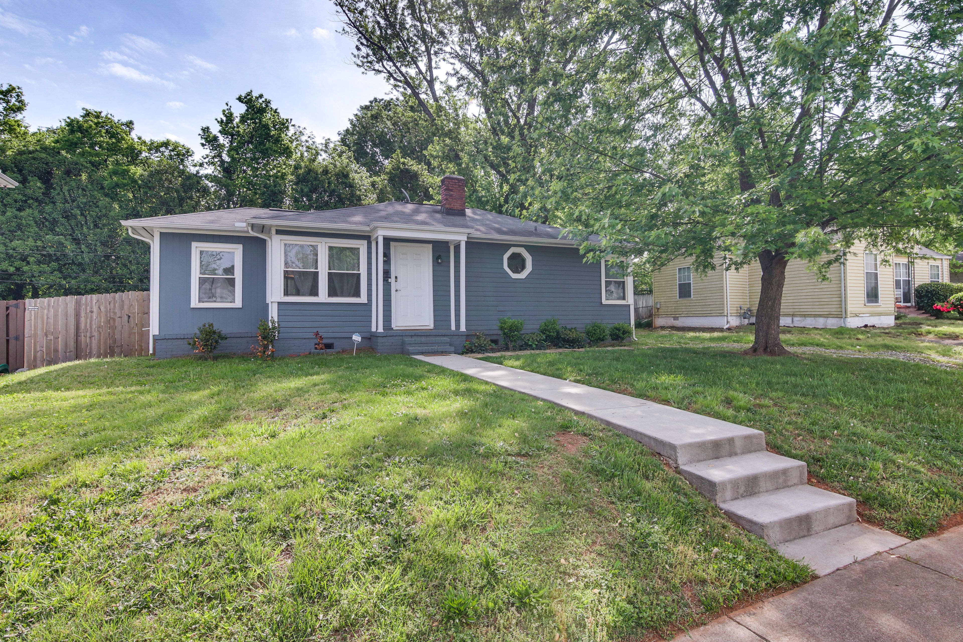 Home Exterior | Parking | Driveway (2 Vehicles)