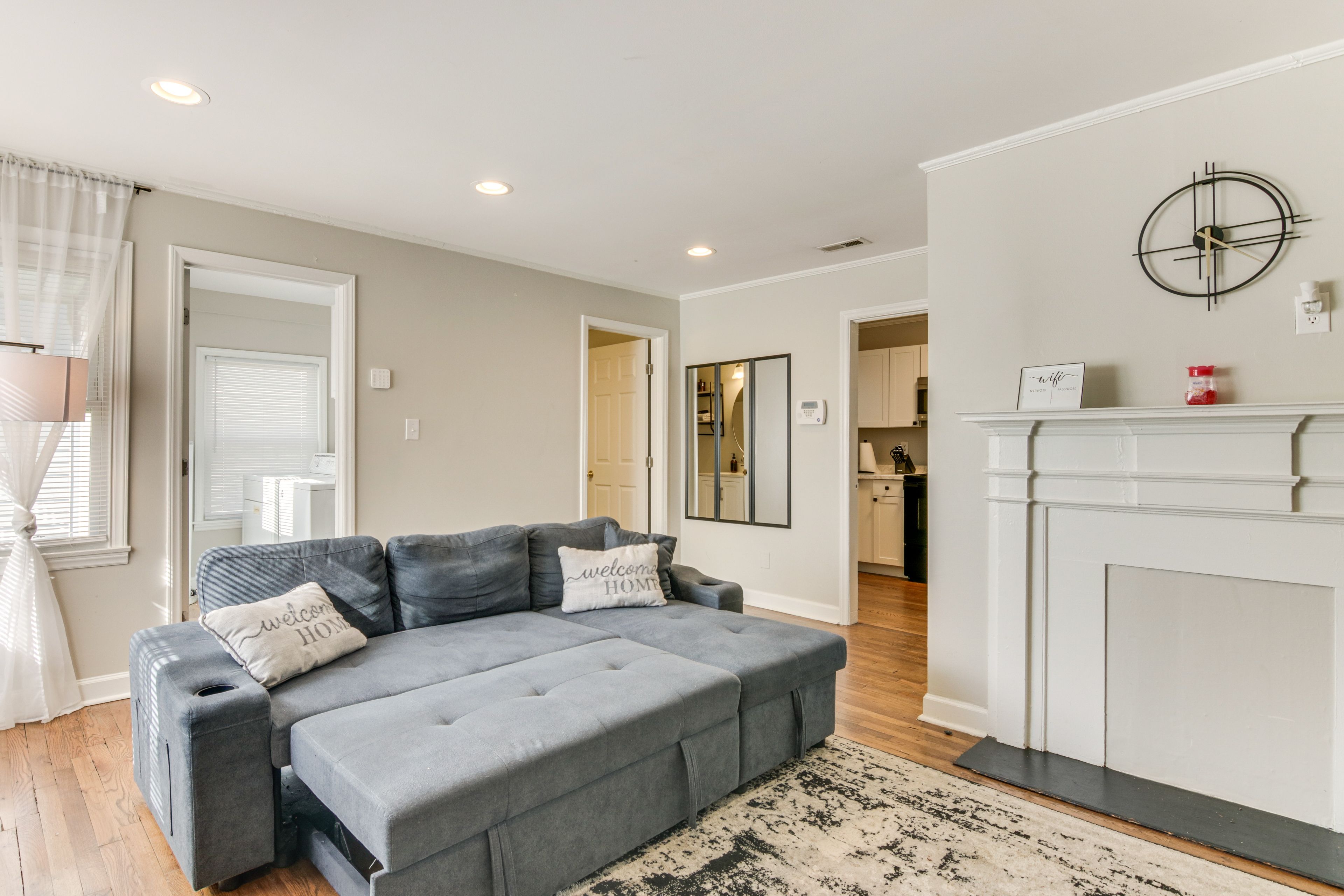 Living Room | Full Sleeper Sofa | Free WiFi | Smart TV