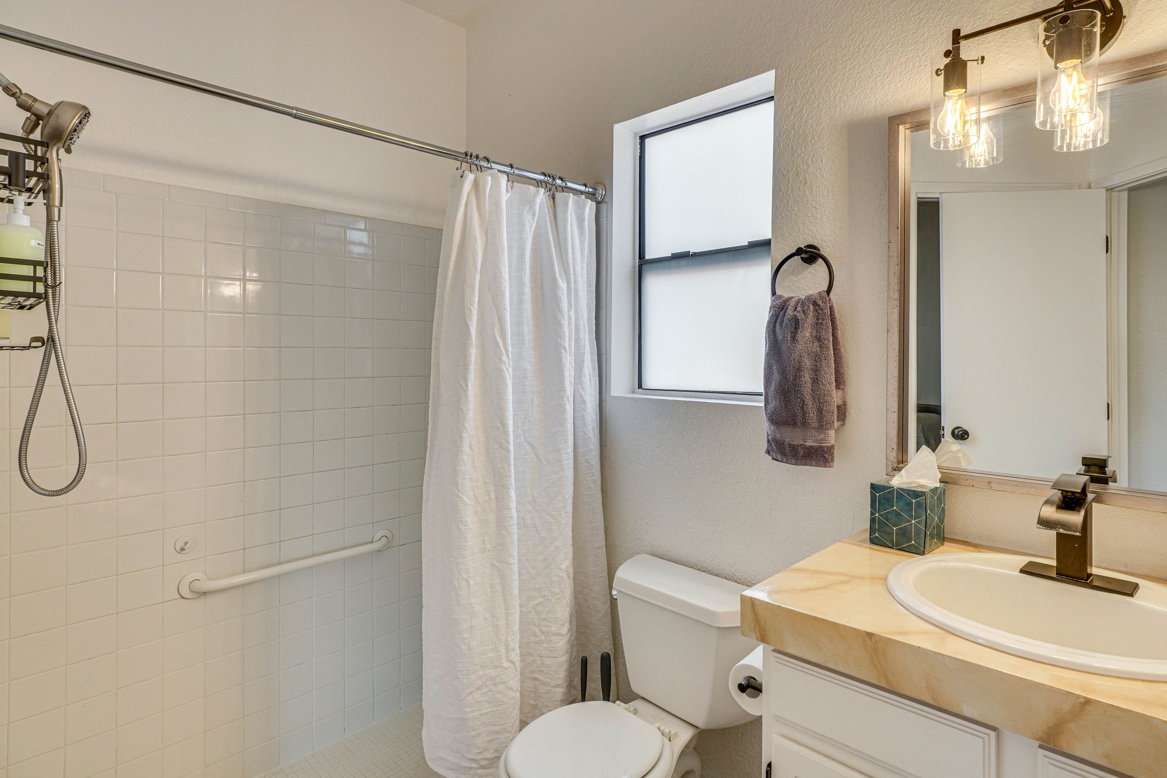 Full Bathroom | Complimentary Toiletries