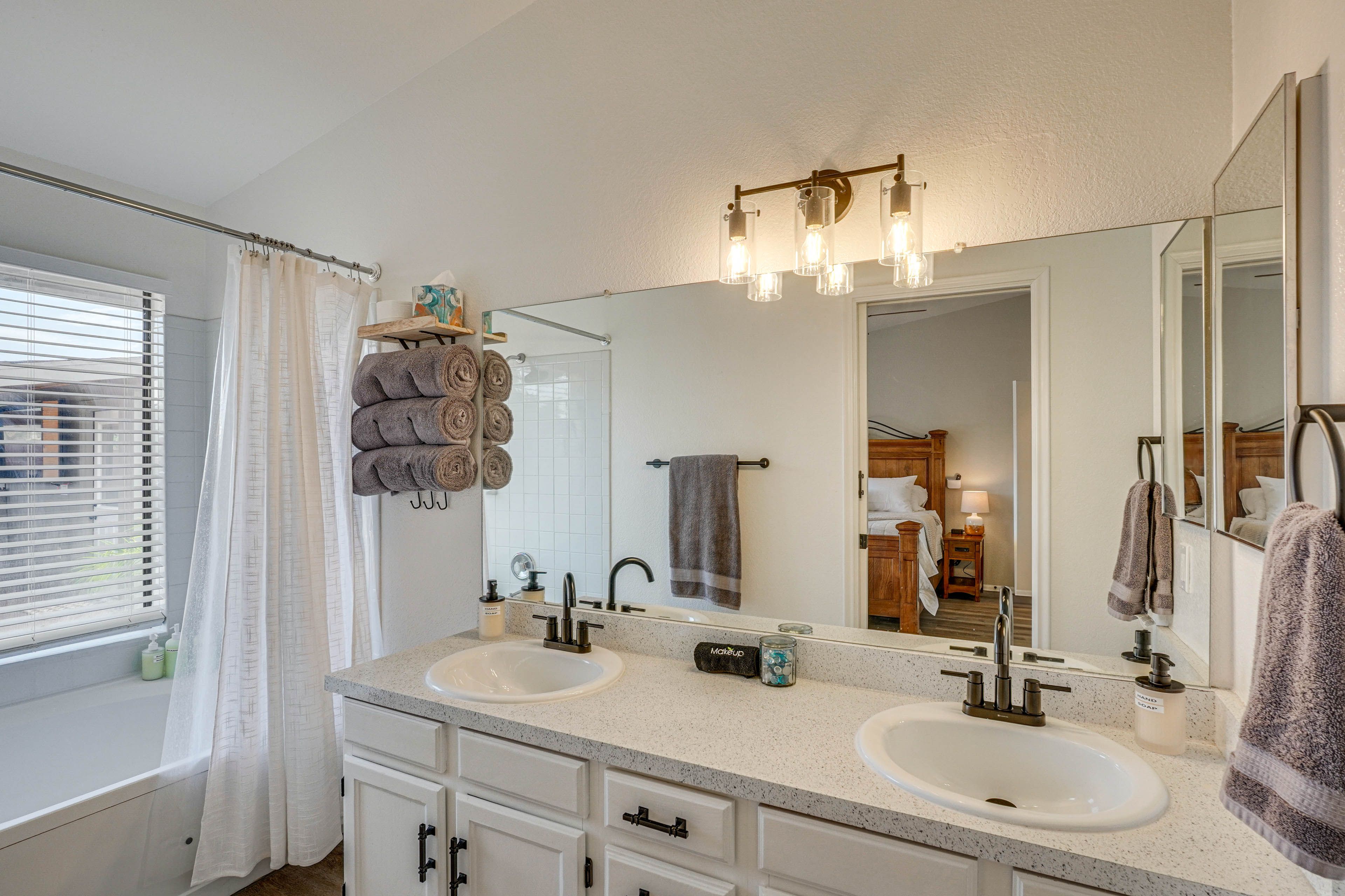 Full Bathroom | Towels Provided