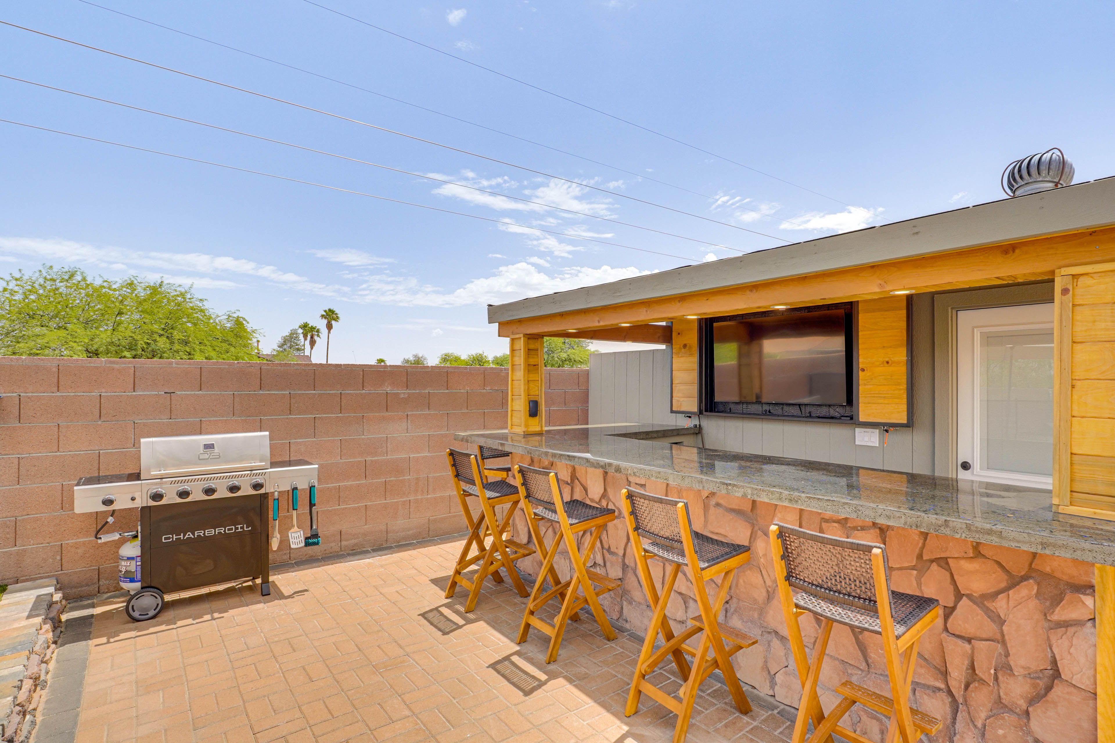 Detached Casita | Gas Grill | Outdoor TV | Bar Seating