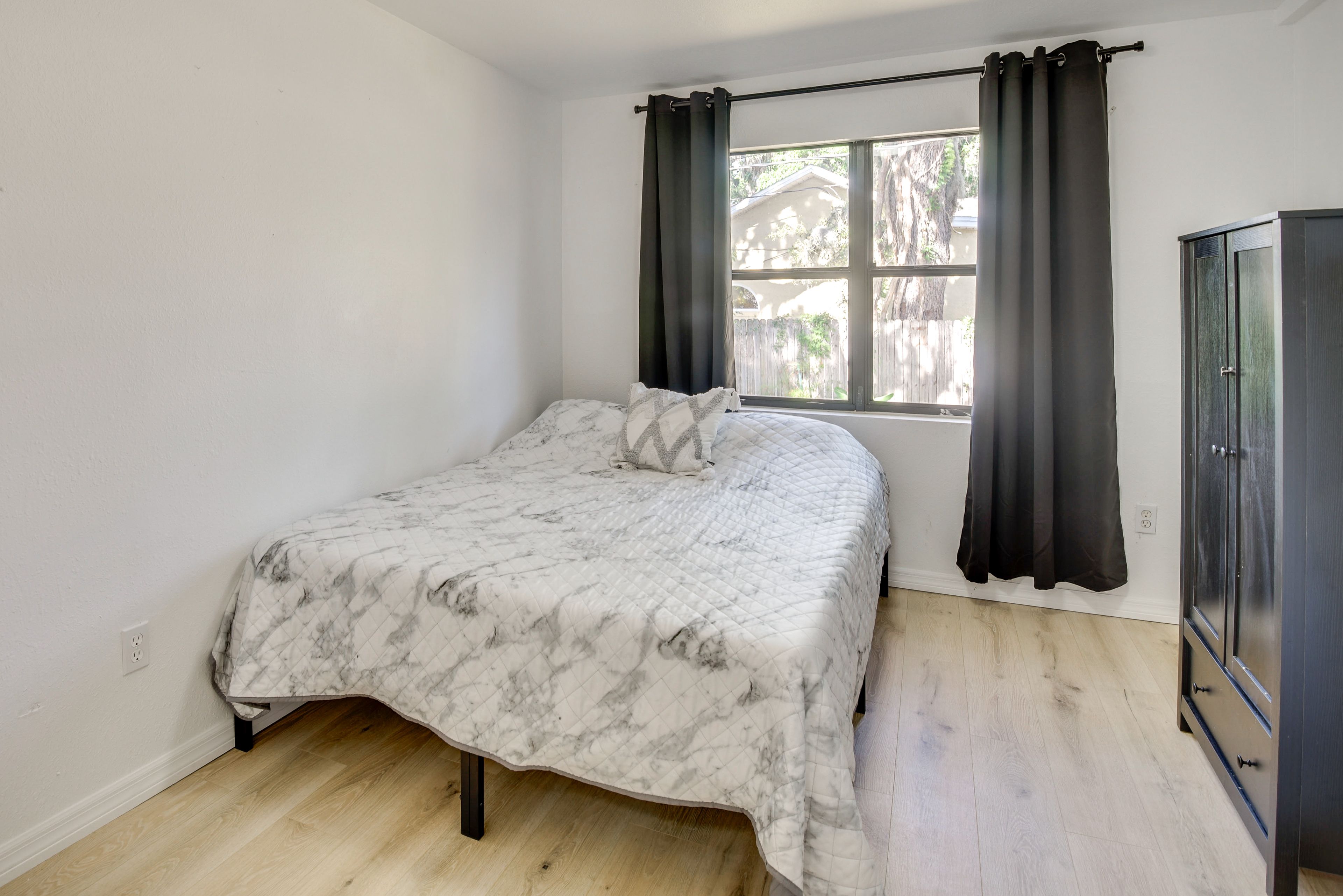 Bedroom 1 | Queen Bed