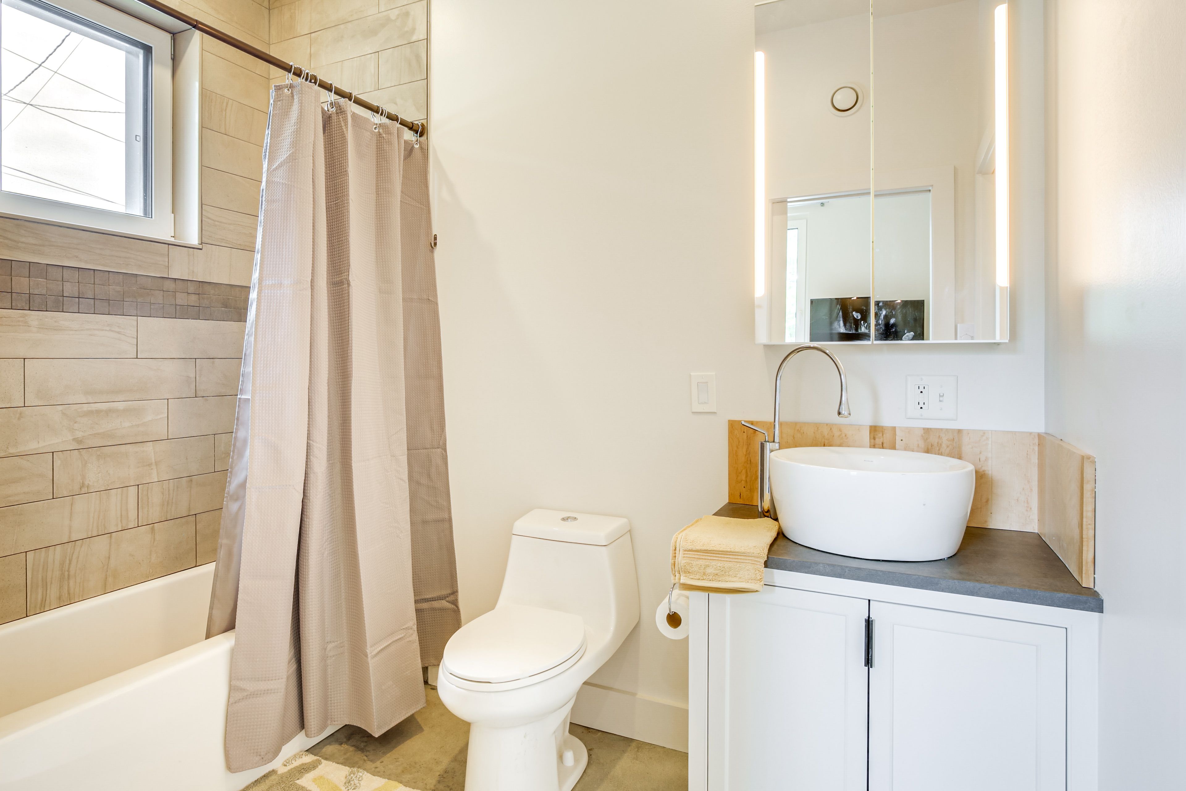Studio | Full Bathroom | Towels Provided