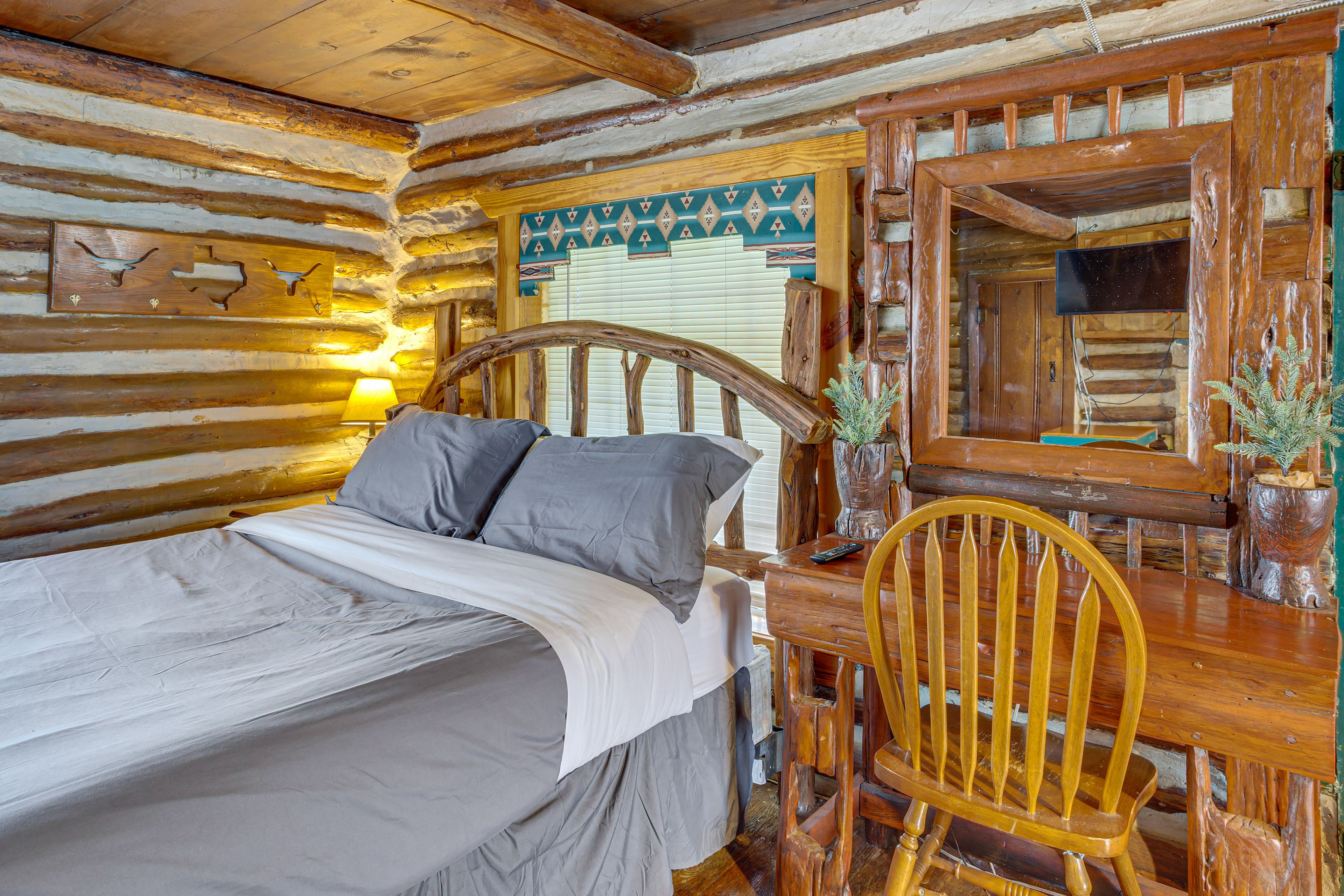 Studio | Queen Bed