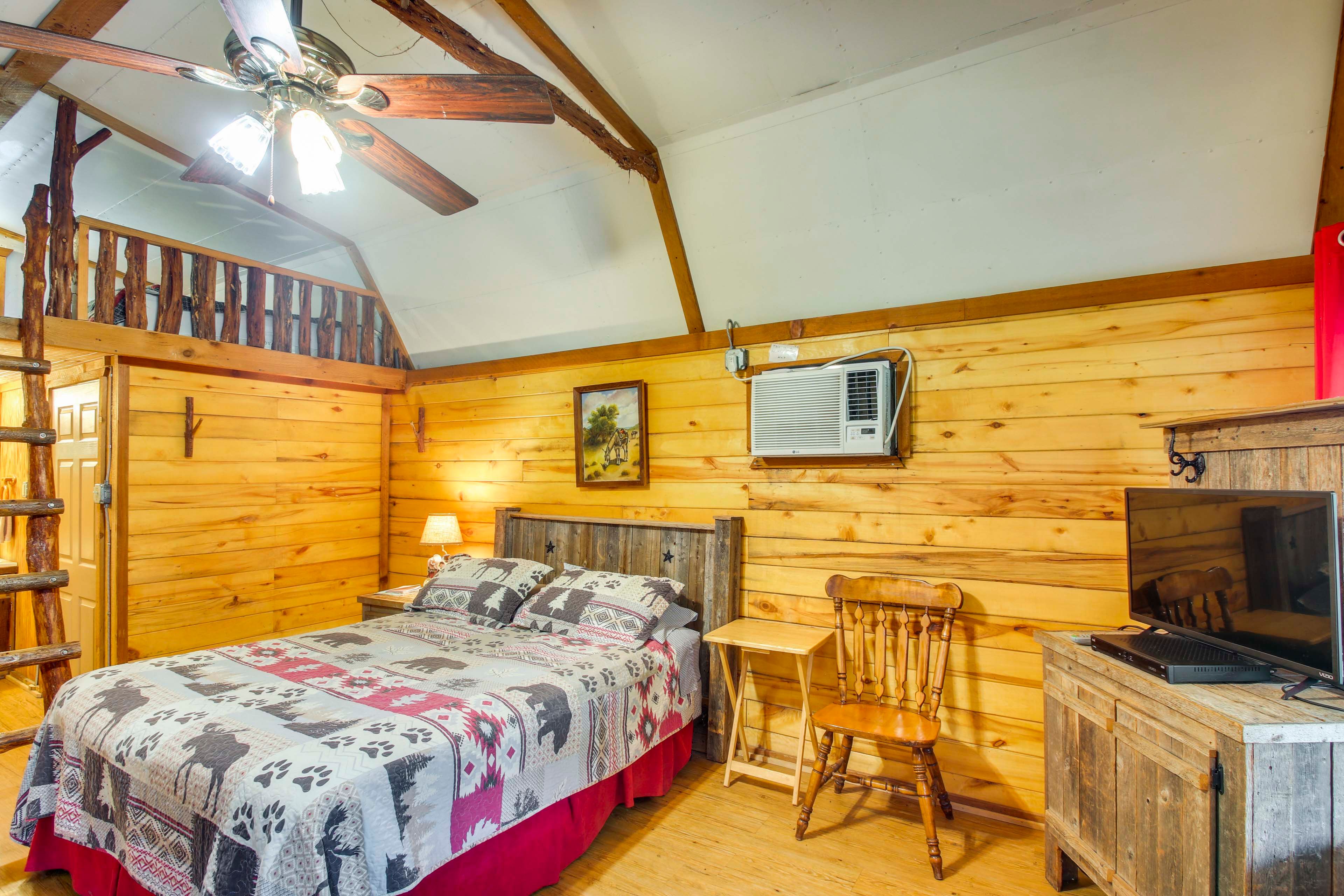 Studio | Queen Bed