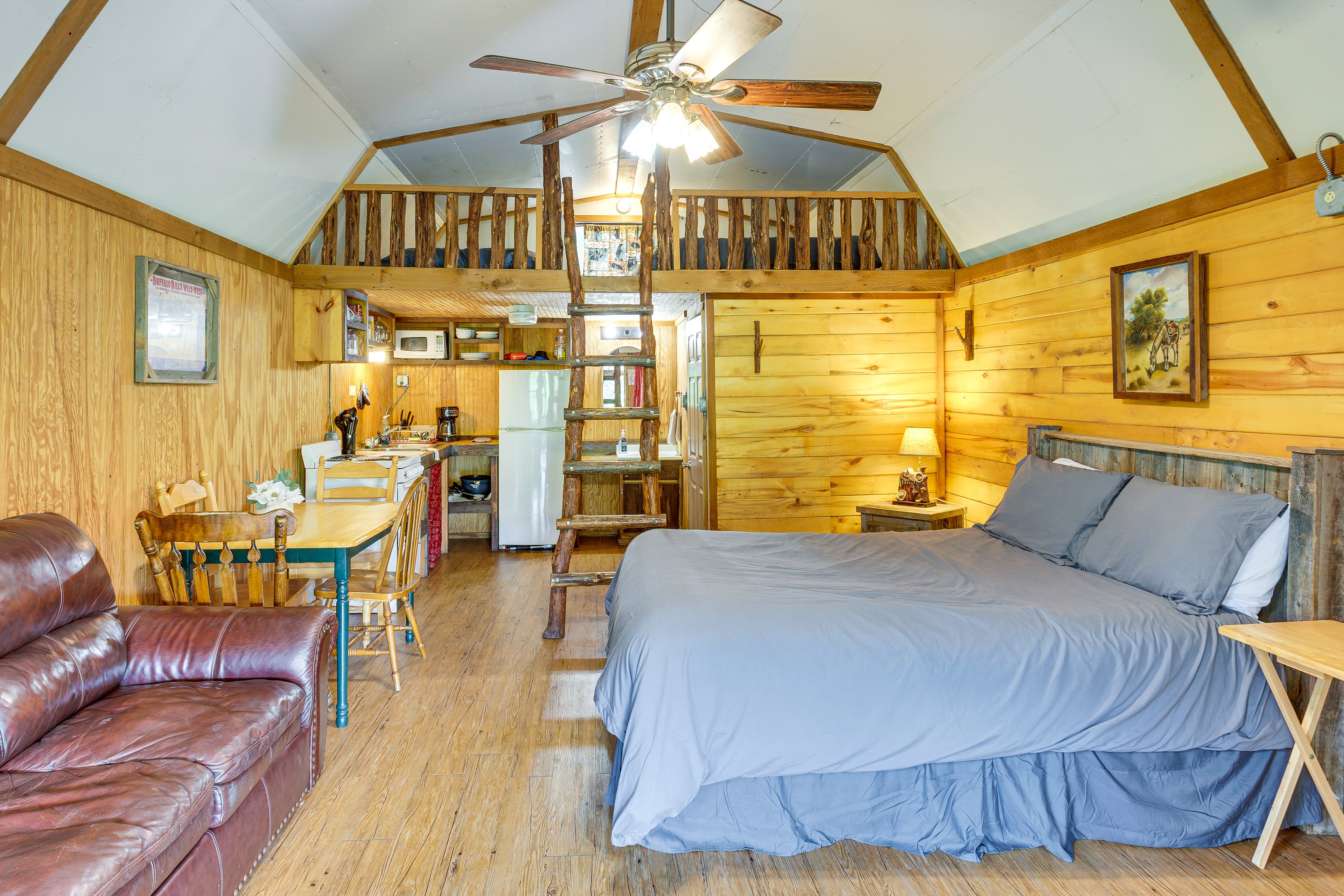Studio | Queen Bed
