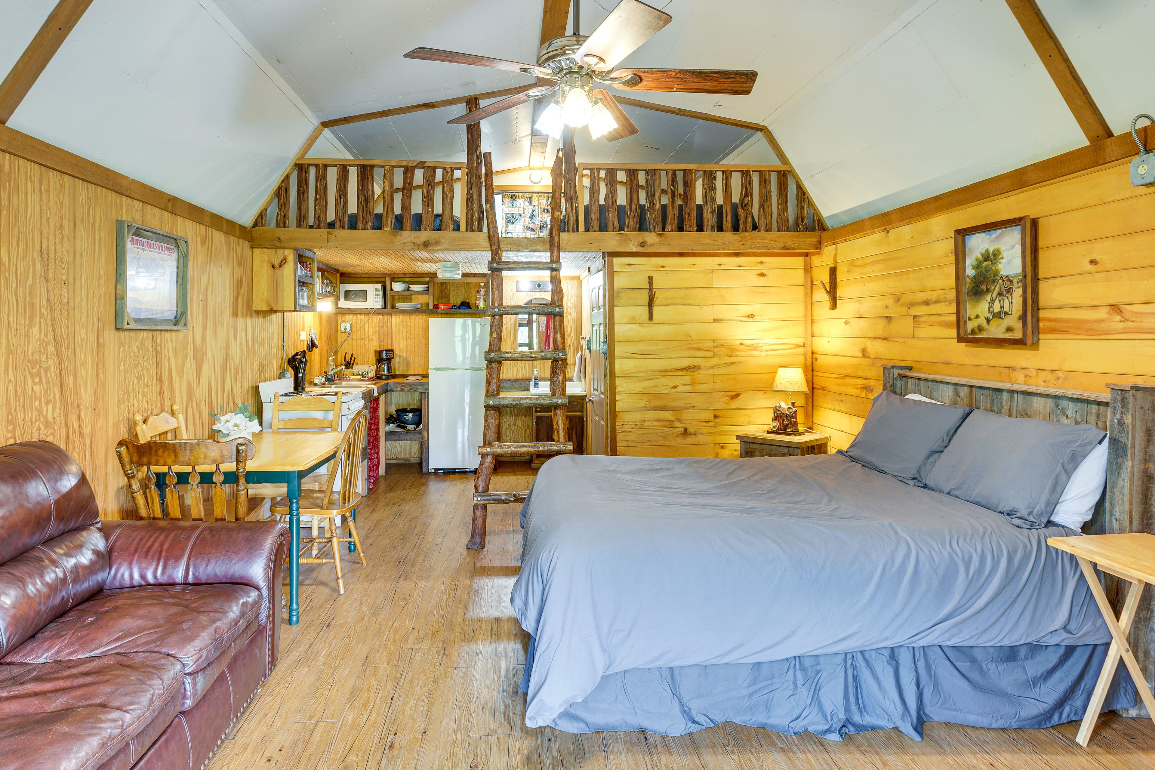 Studio | Queen Bed