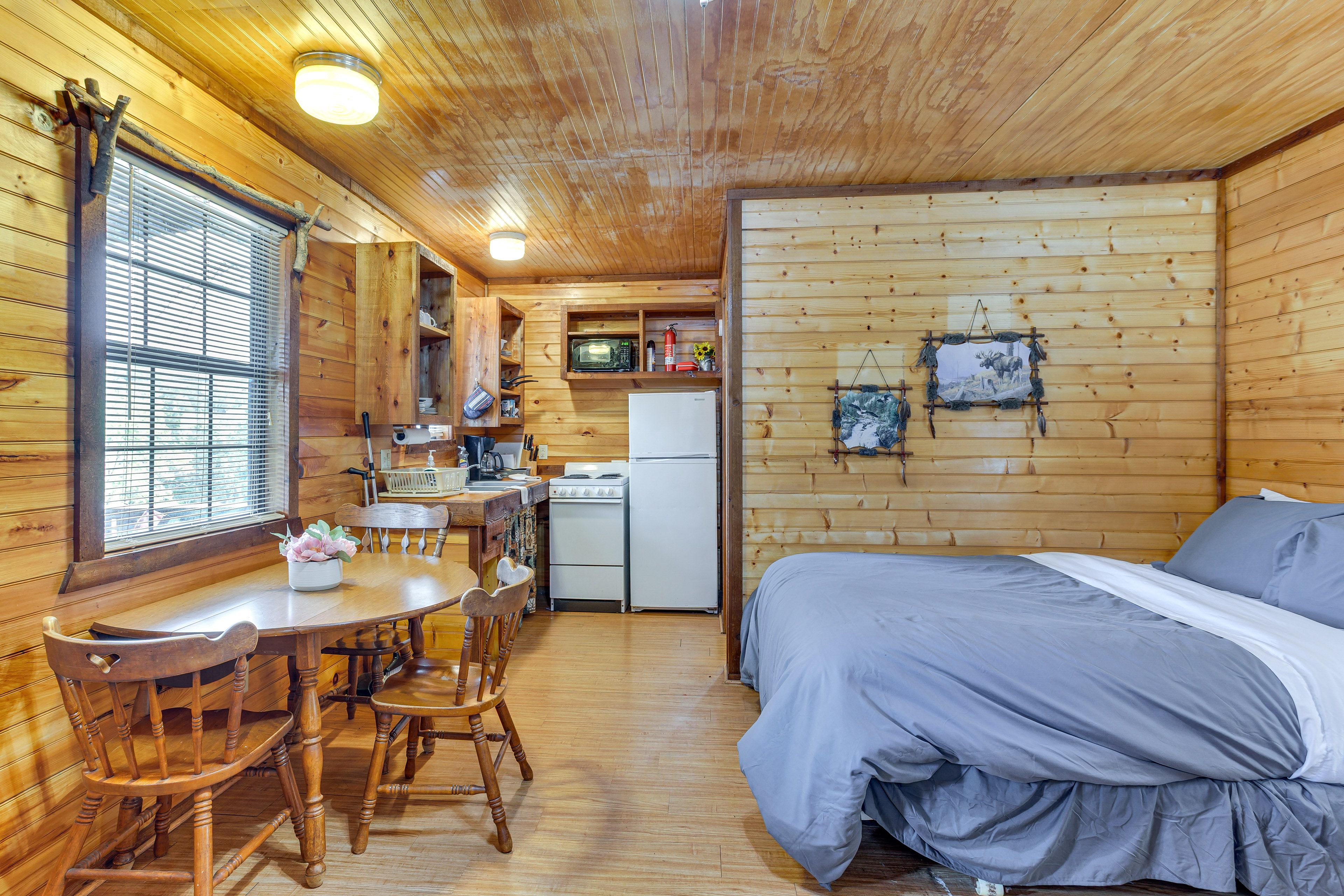 Studio | Queen Bed | Mini-Split Heating | Wall A/C Unit