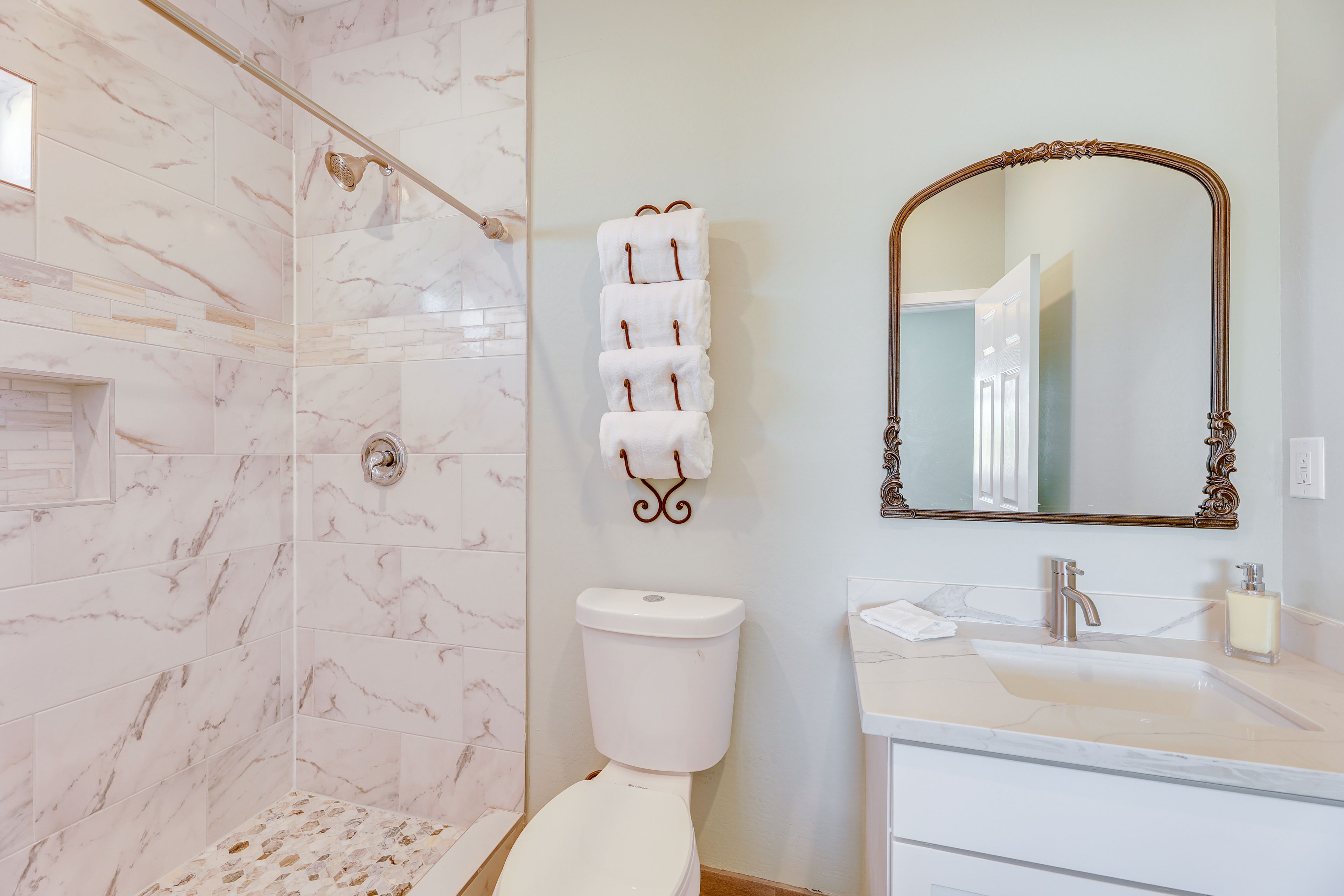 Full Bathroom | Towels Provided