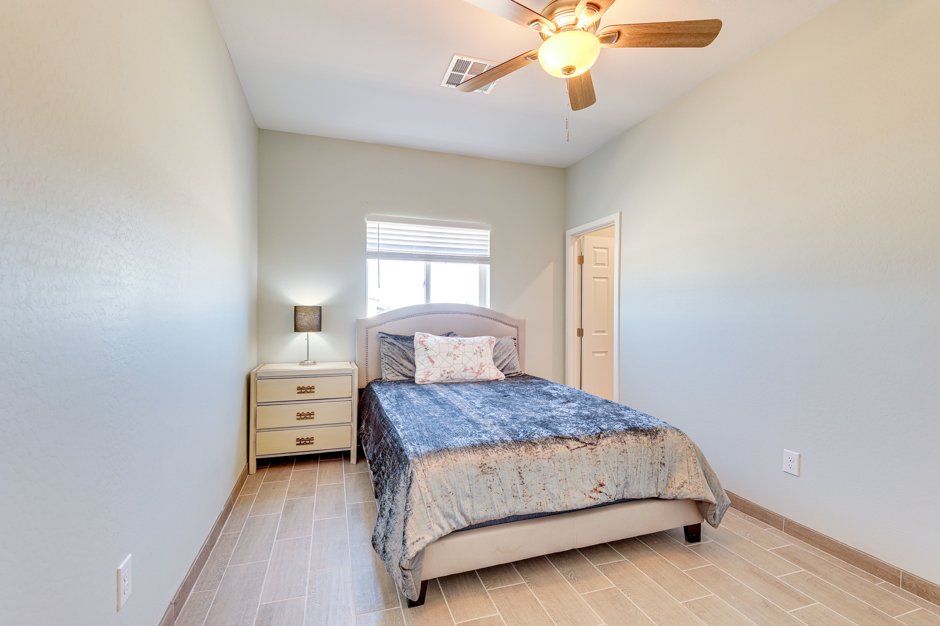 Bedroom 3 | Queen Bed