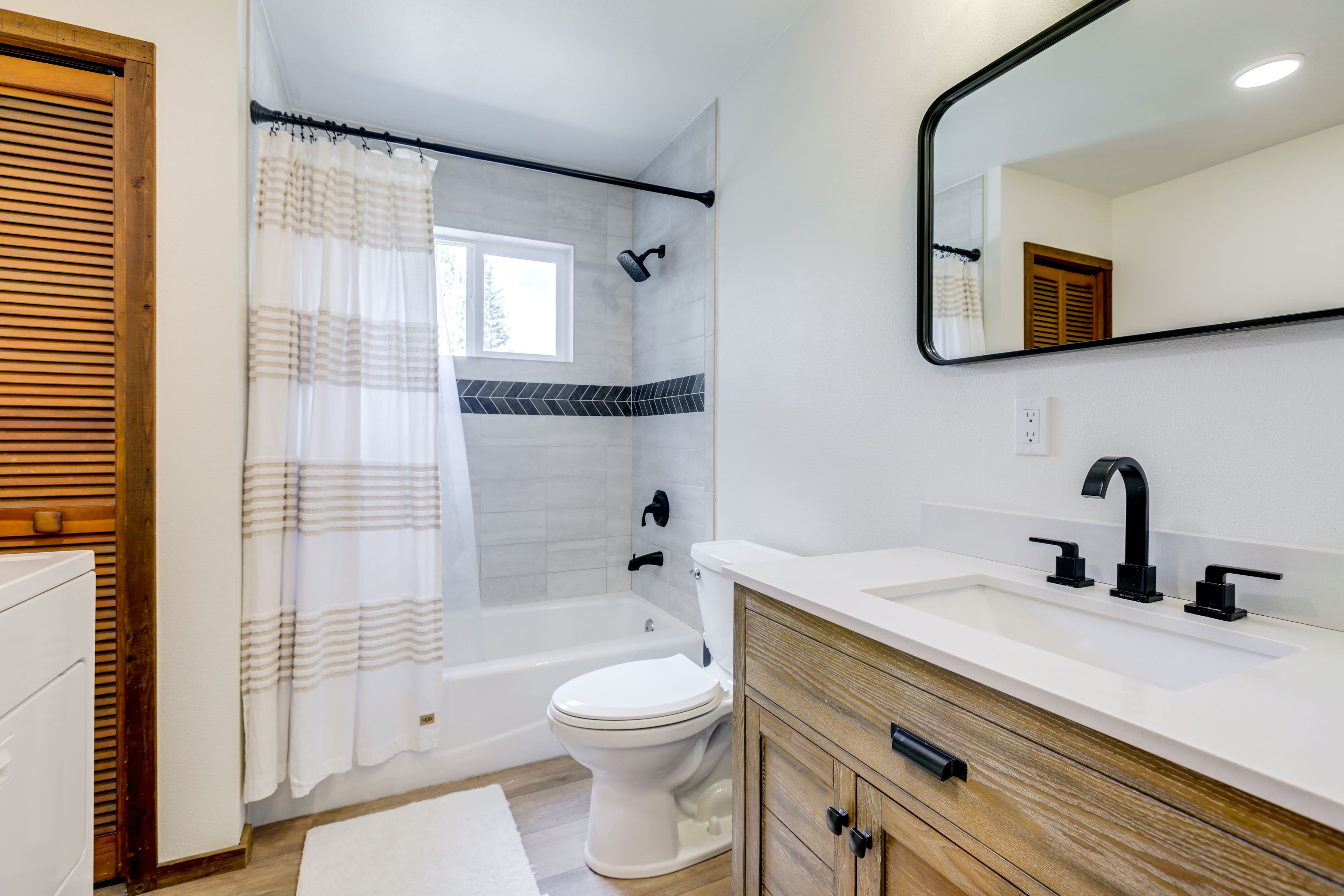 Full Bathroom | 1st Floor | Towels Provided