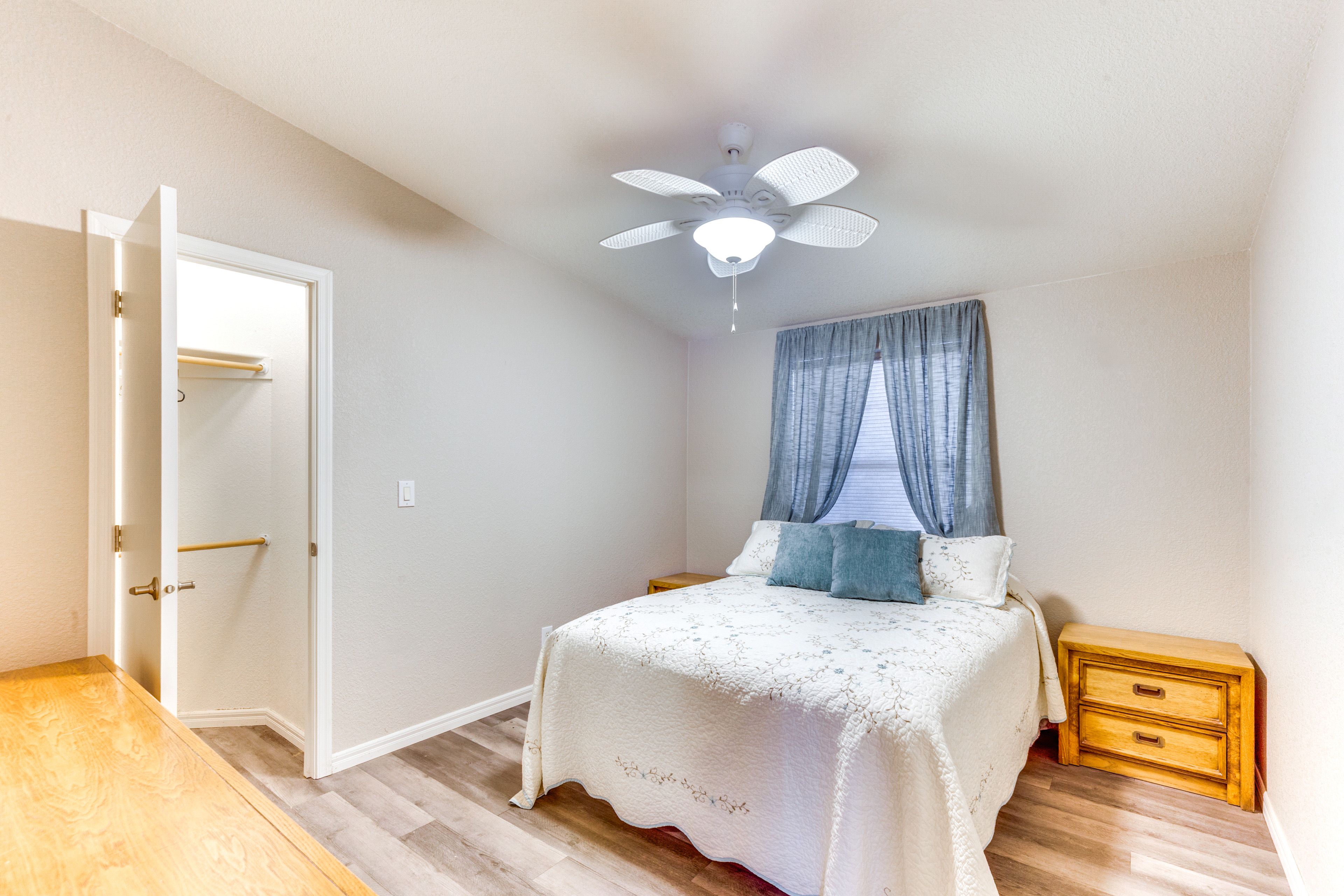 Bedroom 2 | Queen Bed