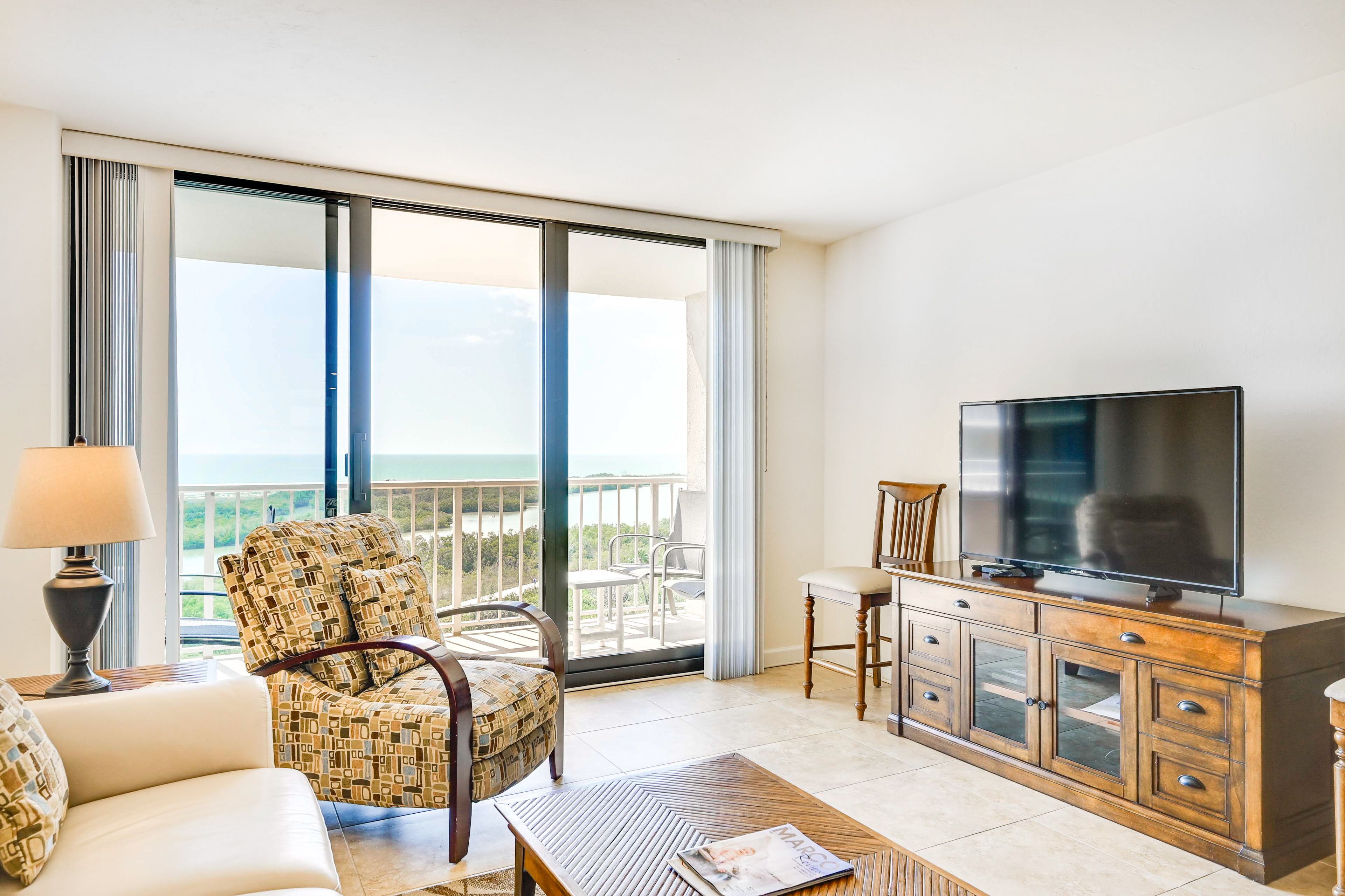 Living Room | Smart TV | Free WiFi | Central A/C & Heating