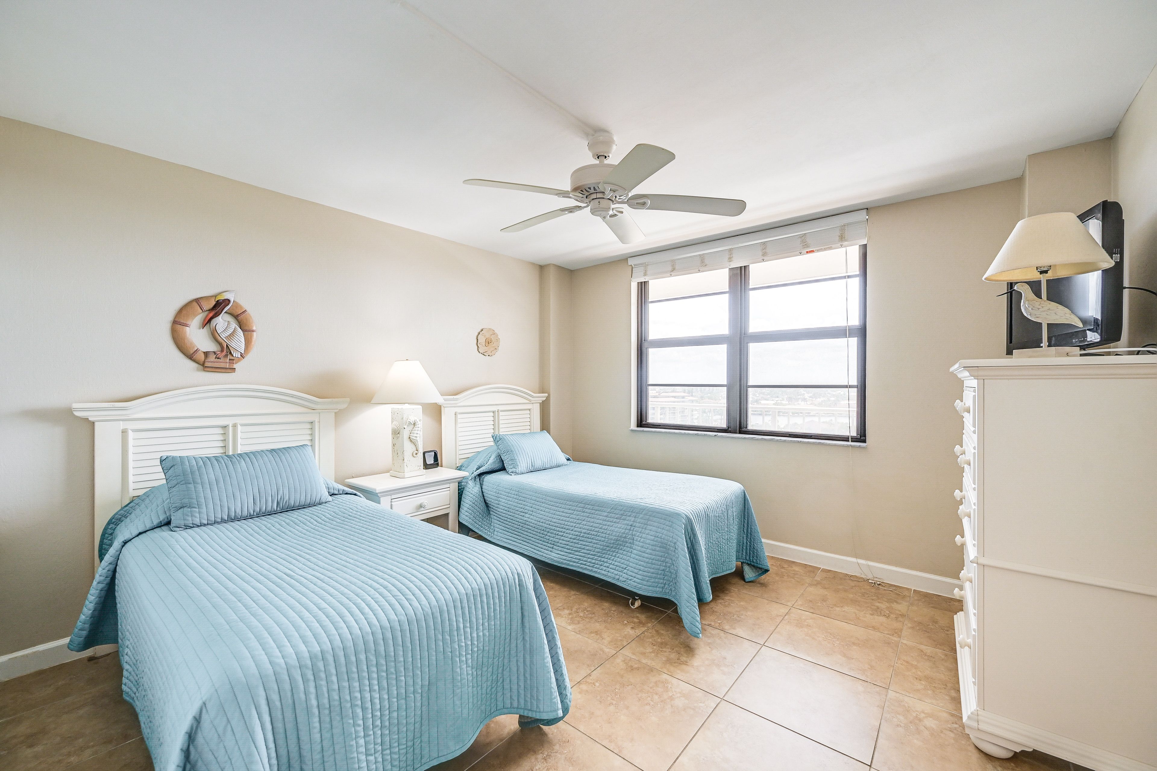 Bedroom 2 | 2 Twin Beds | Smart TV
