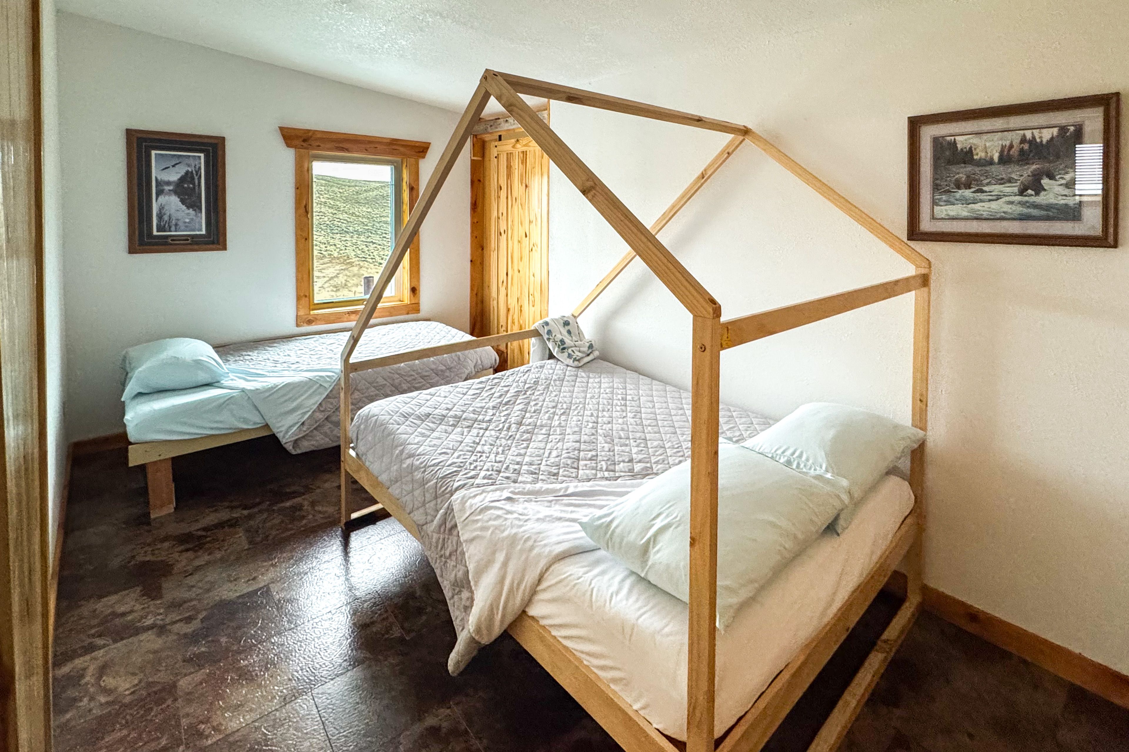 Bedroom 2 | Upper Level | Full Bed | Twin Bed | Linens Provided