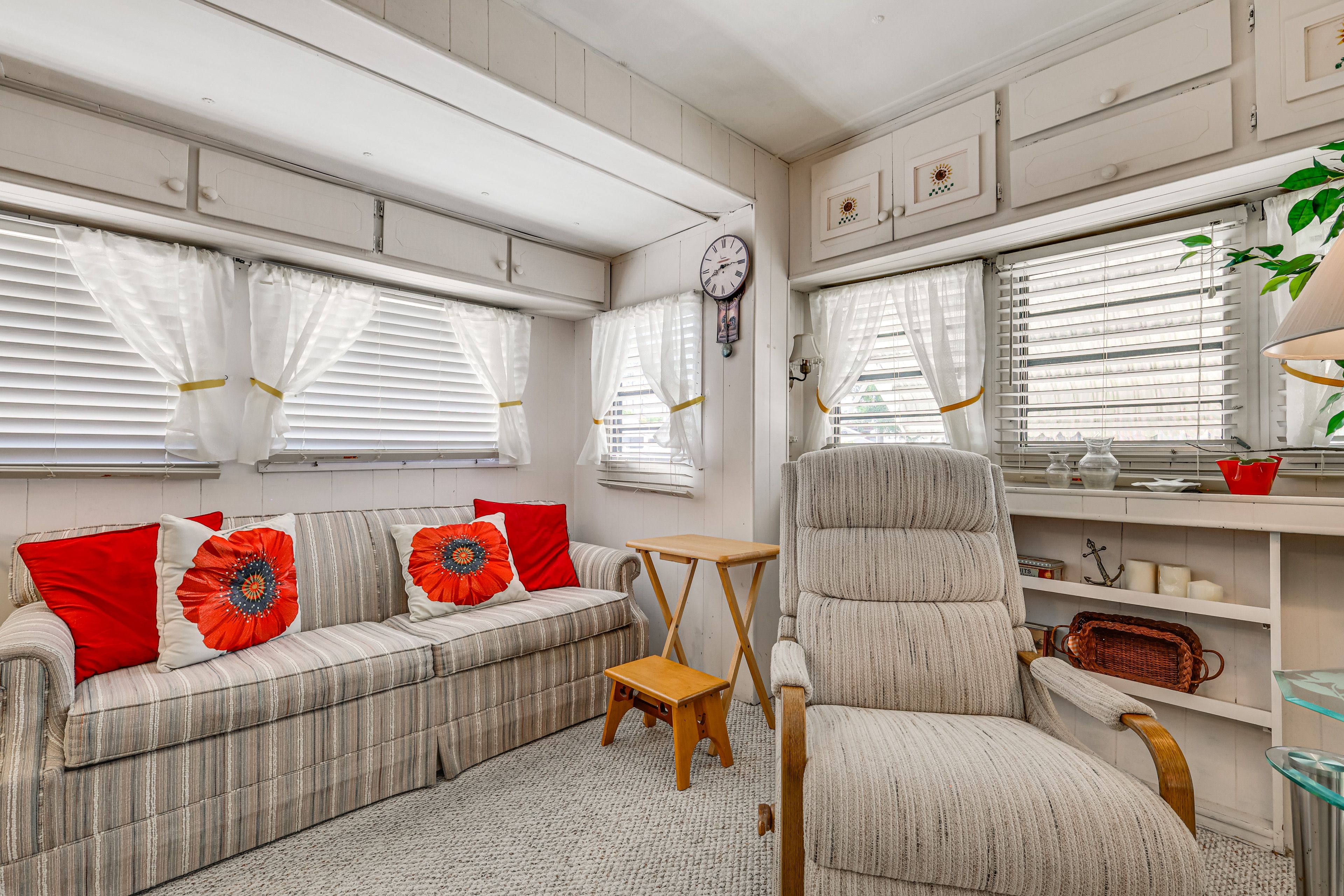 Living Room | 2nd Floor | Queen Sleeper Sofa | Smart TV | Books/Board Games