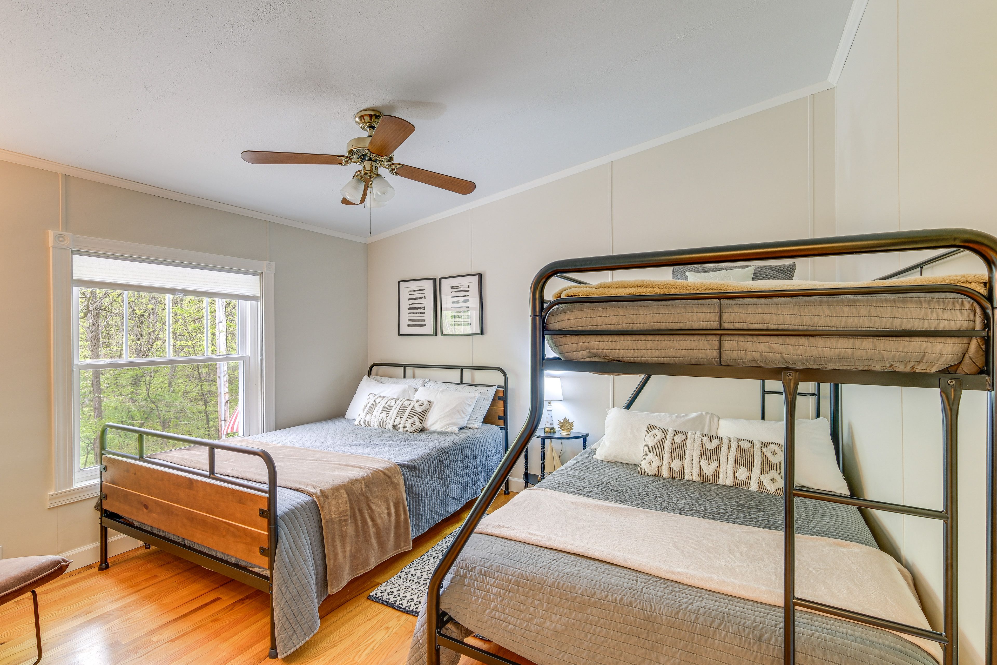 Bedroom 2 | Queen Bed | Bunk Bed (Twin/Full)