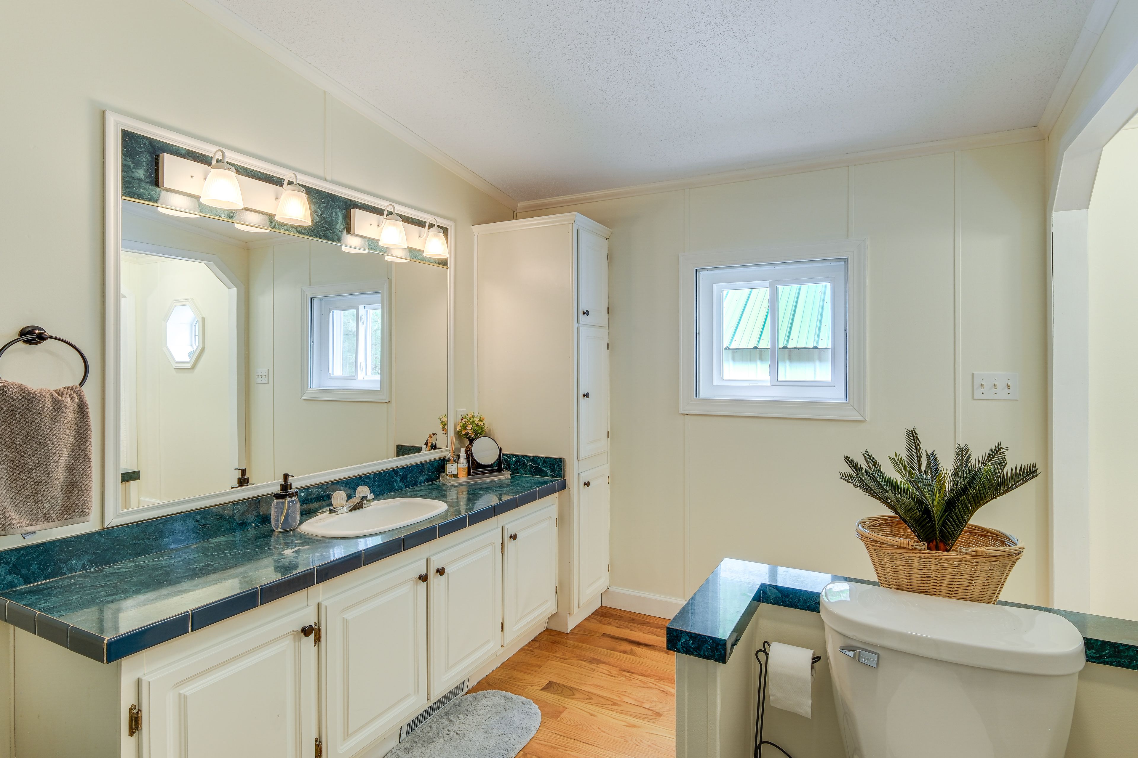 En-Suite Bathroom | Towels Provided