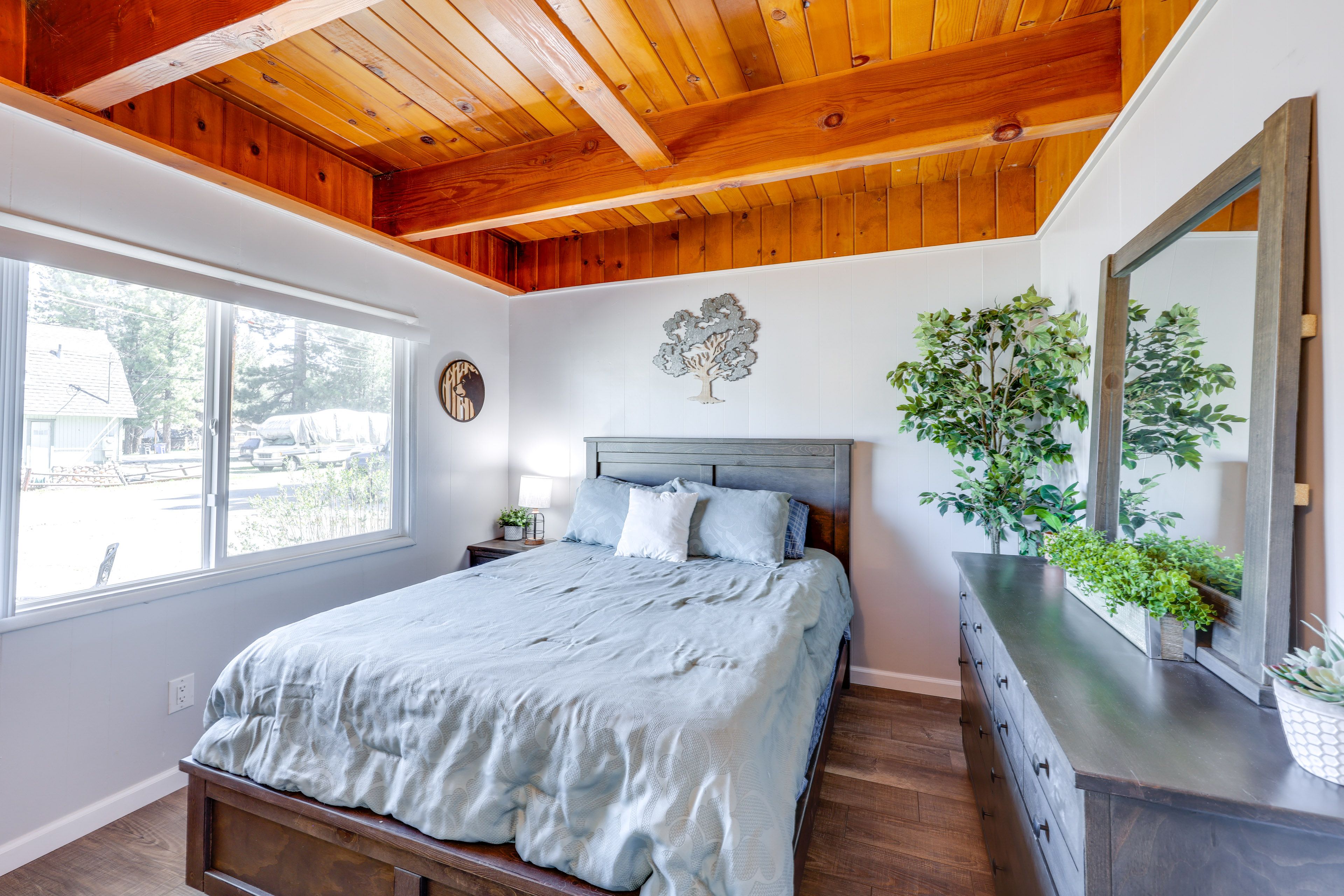 Bedroom 1 | Queen Bed | Linens