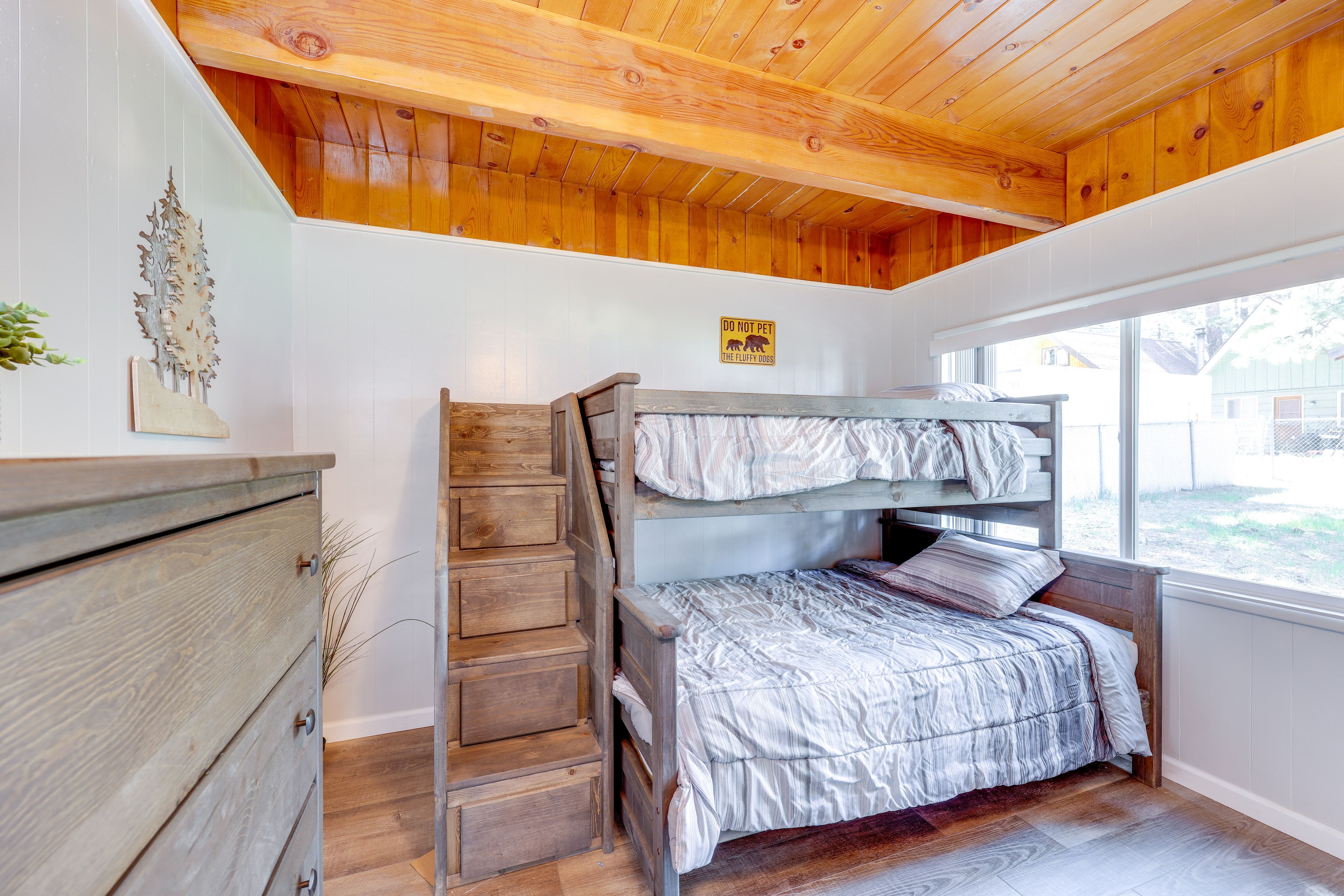 Bedroom 2 | Twin/Full Bunk Bed