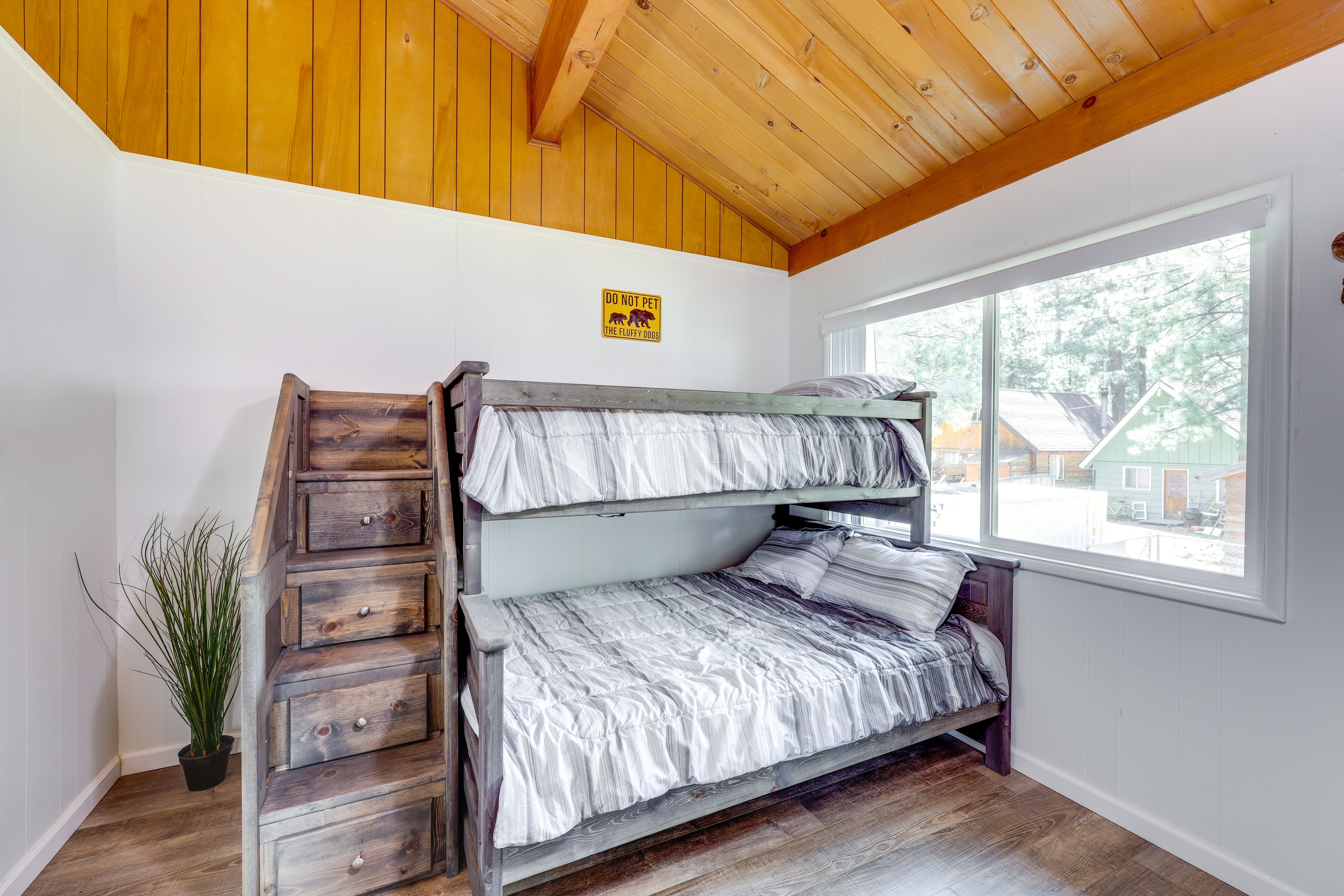 Bedroom 2 | Twin/Full Bunk Bed