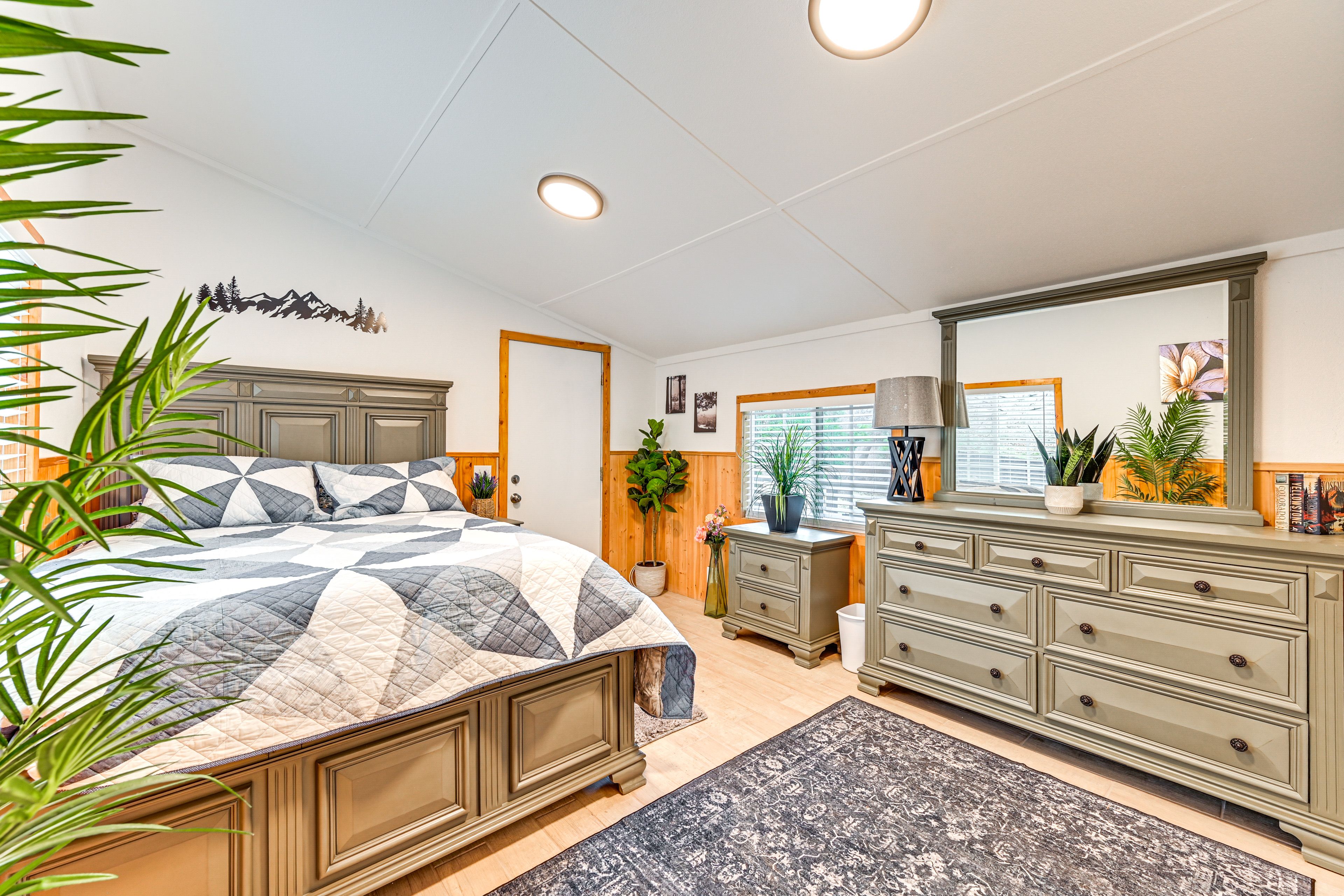 Bedroom | Queen Bed