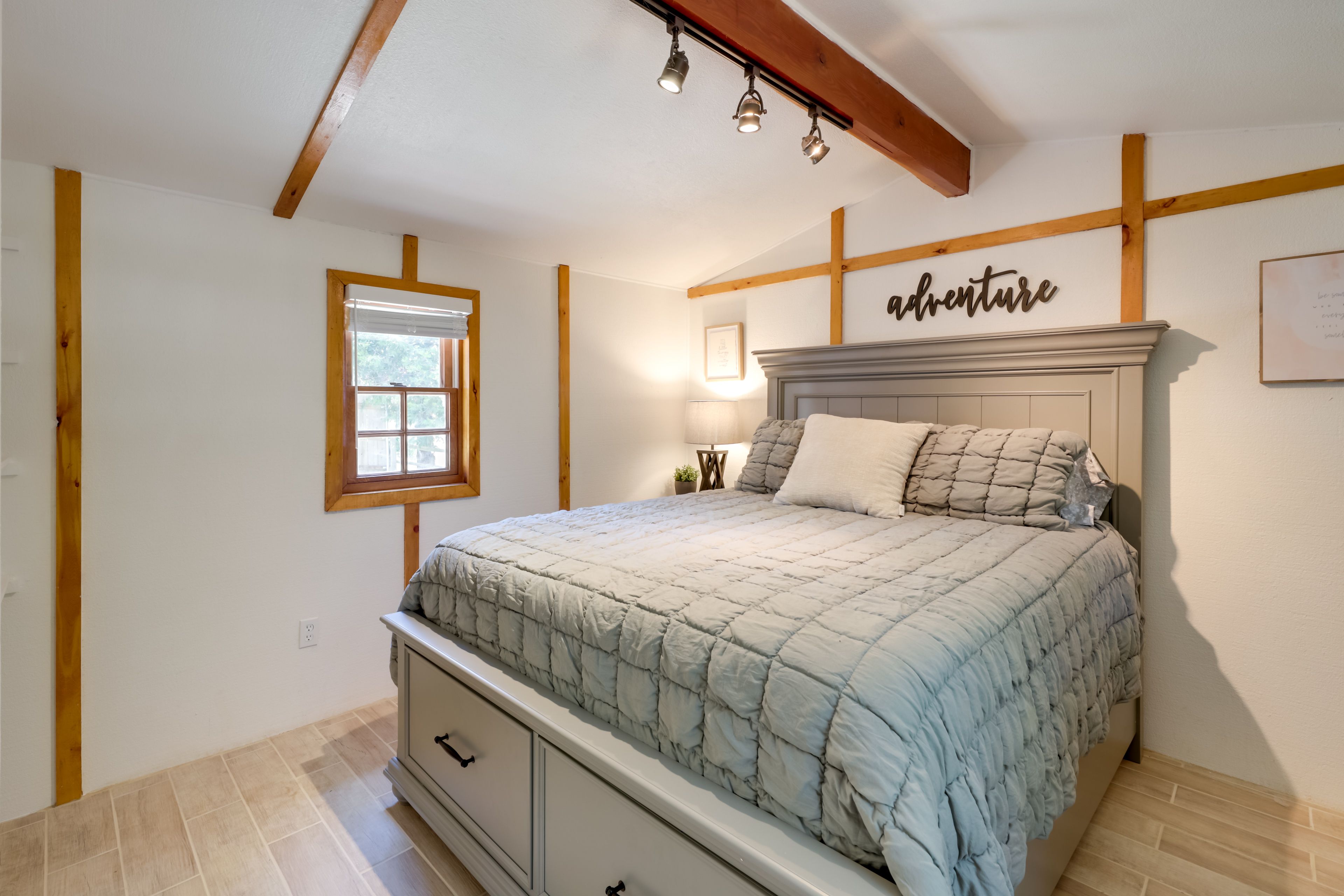 Bedroom | Queen Bed