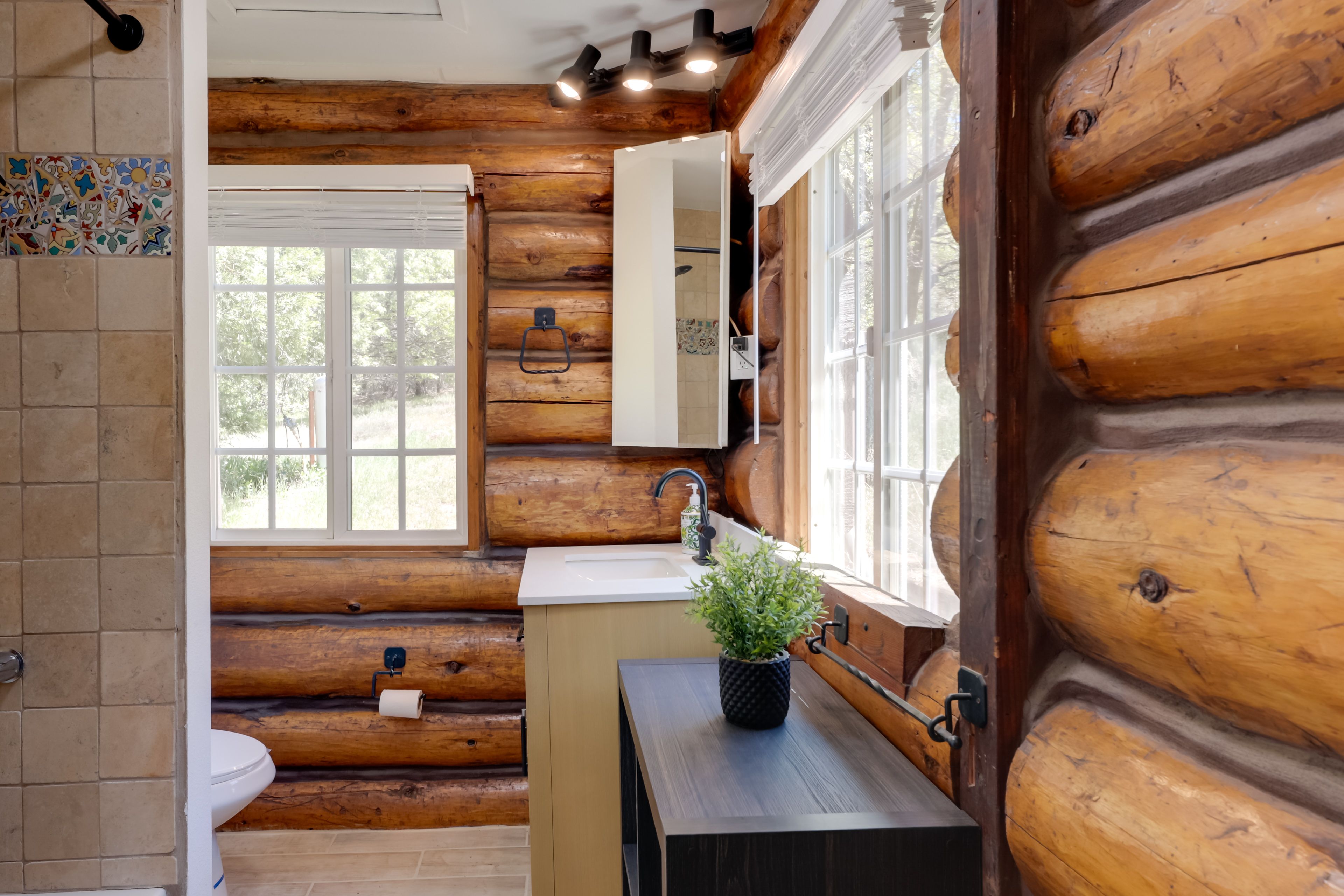 Full Bathroom | Towels Provided