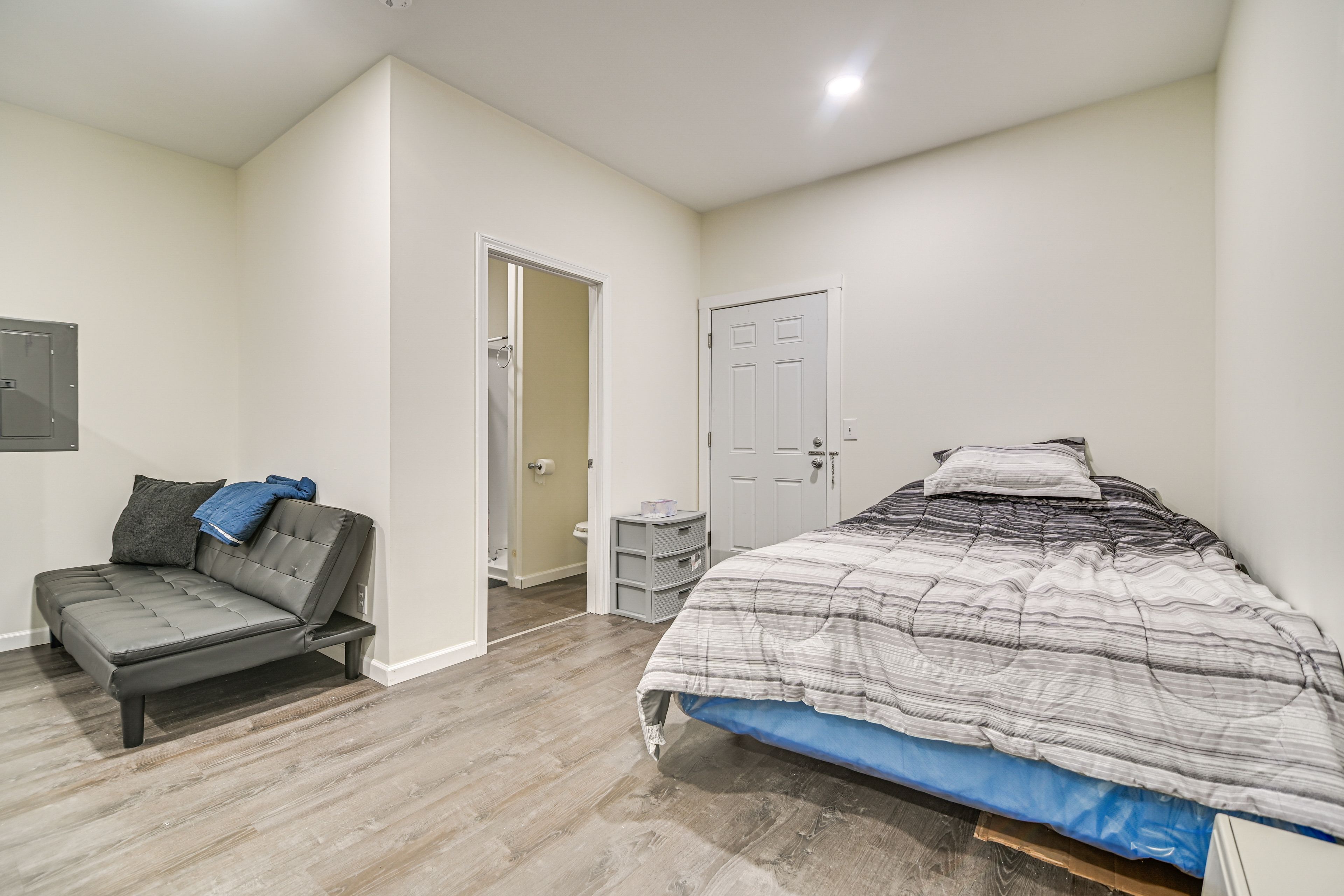 Studio | Sleeping Area | Queen Bed | Linens Provided | Central Heating