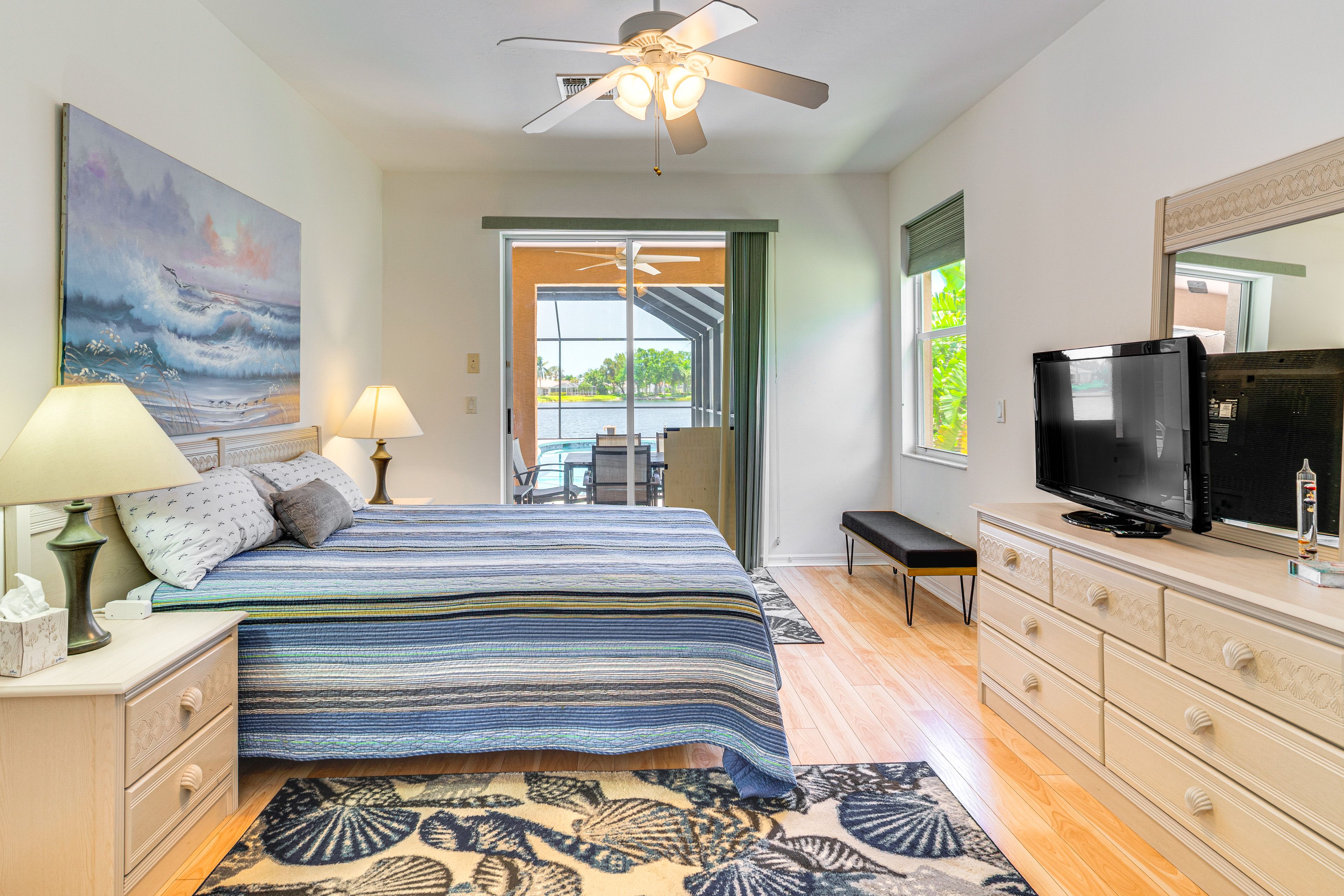 Bedroom 1 | Queen Bed | Linens Provided | Smart TV | En-Suite Bathroom