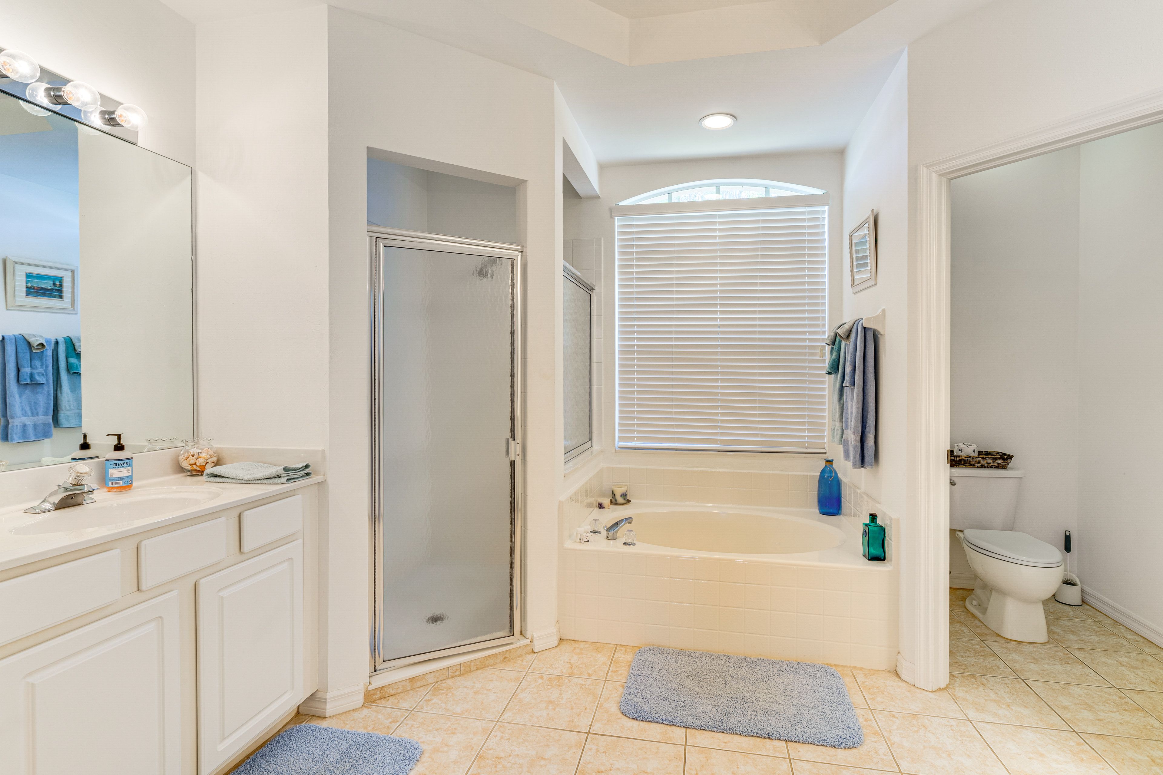 Full Bathroom | Complimentary Toiletries | Towels Provided