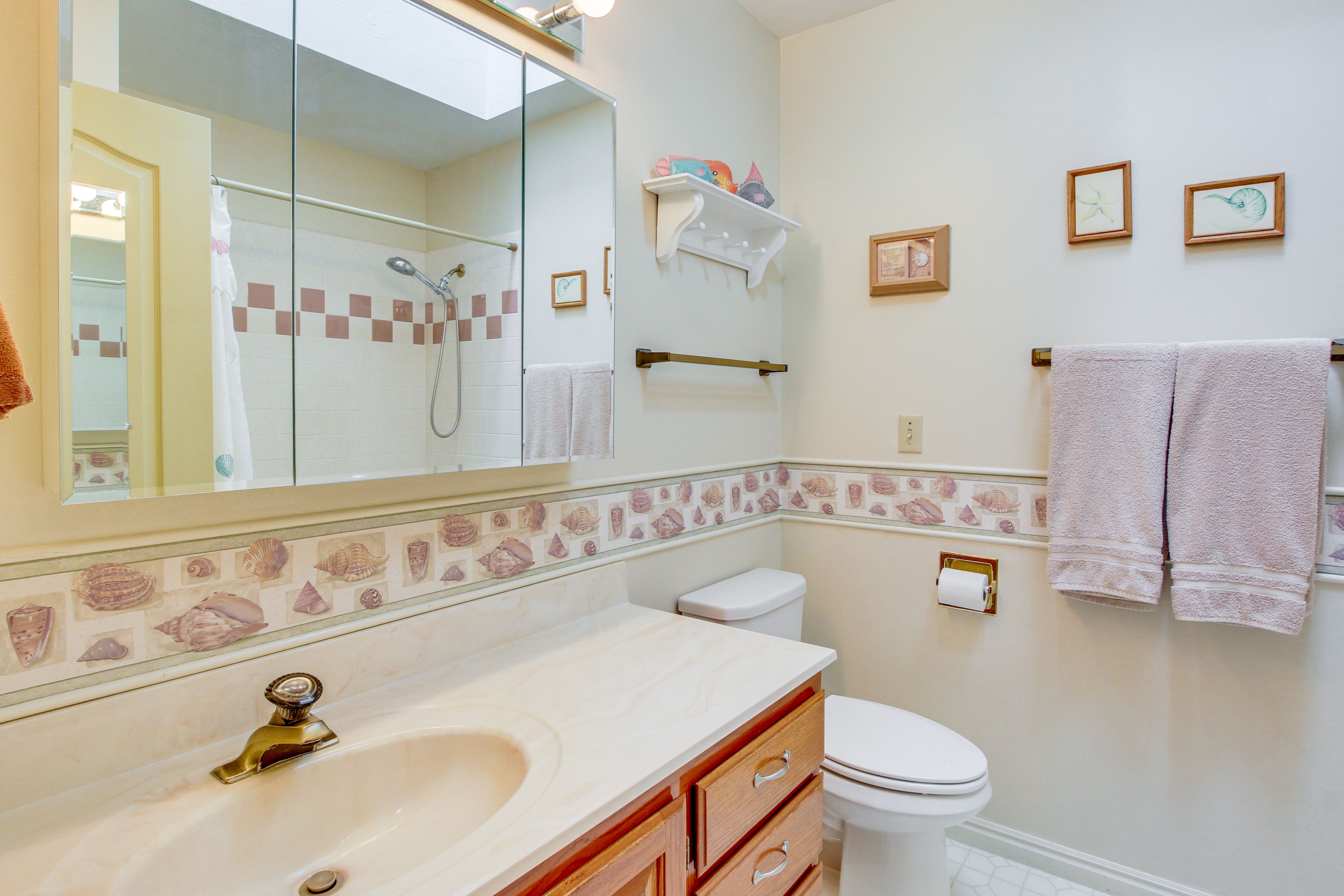 Full Bathroom | Main Level | Complimentary Toiletries | Hair Dryer