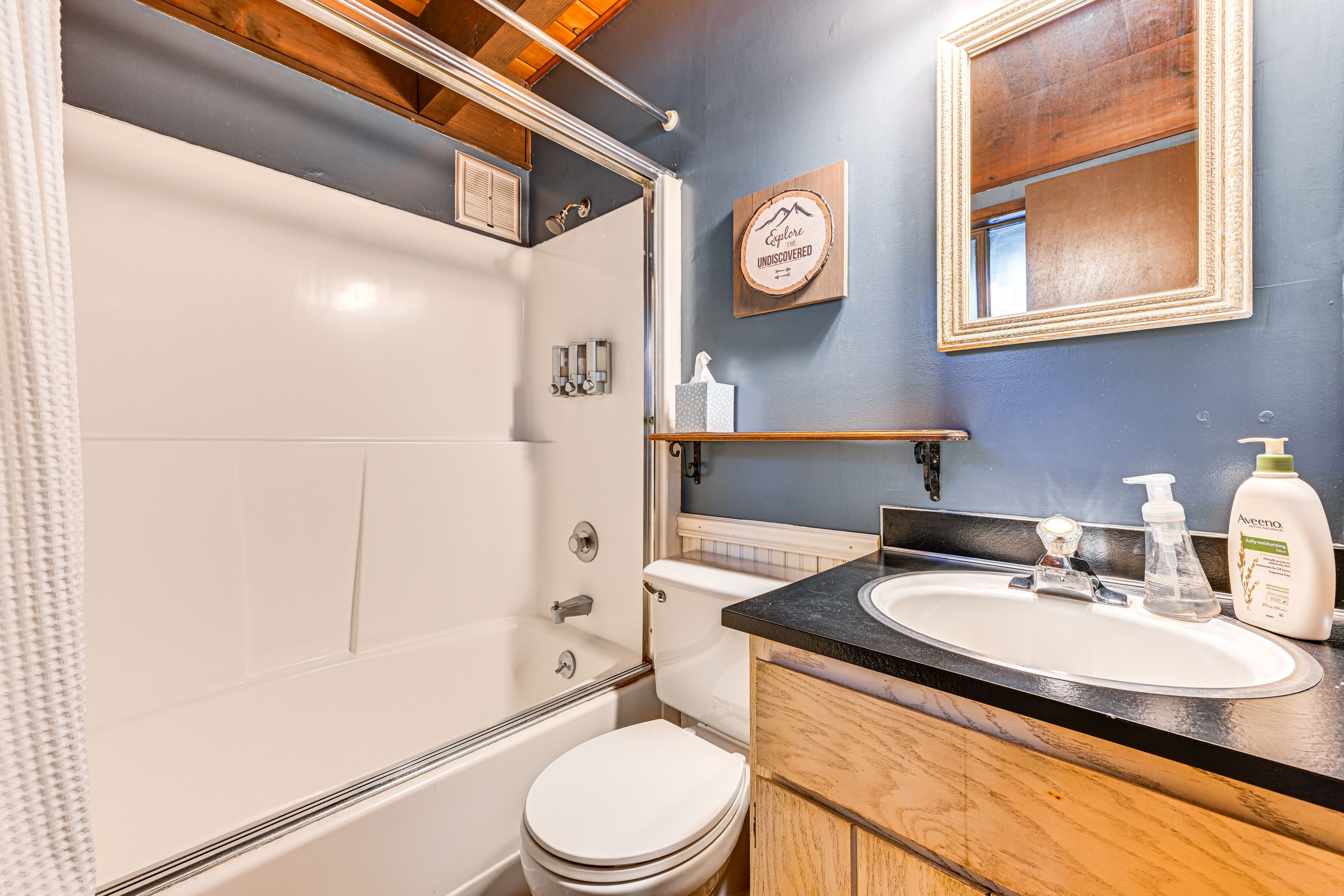 Full Bathroom | 1st Floor | Towels Provided