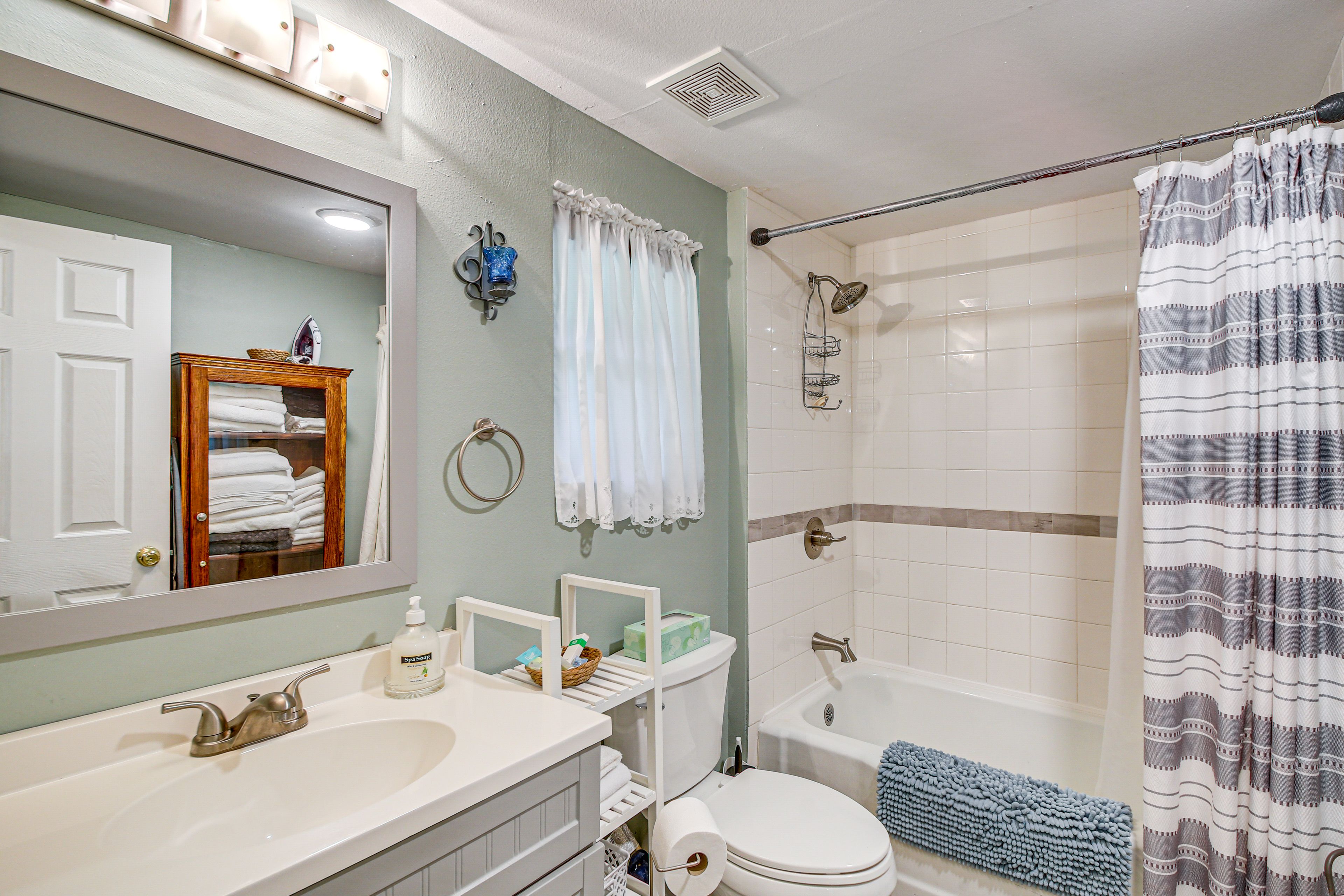Full Bathroom | Towels Provided