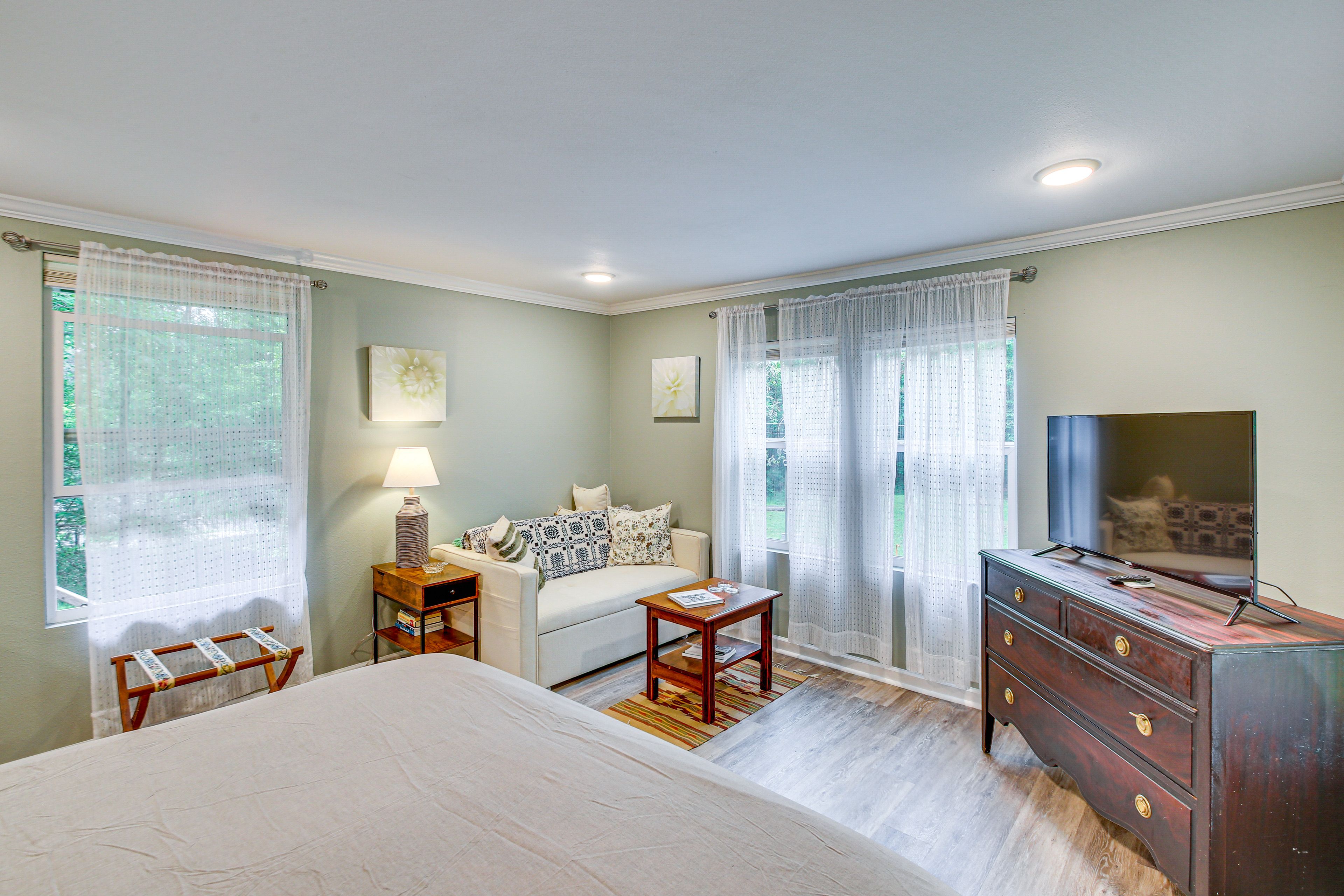 Studio | King Bed | Sleeper Sofa | Linens Provided | Single-Story Studio Cottage