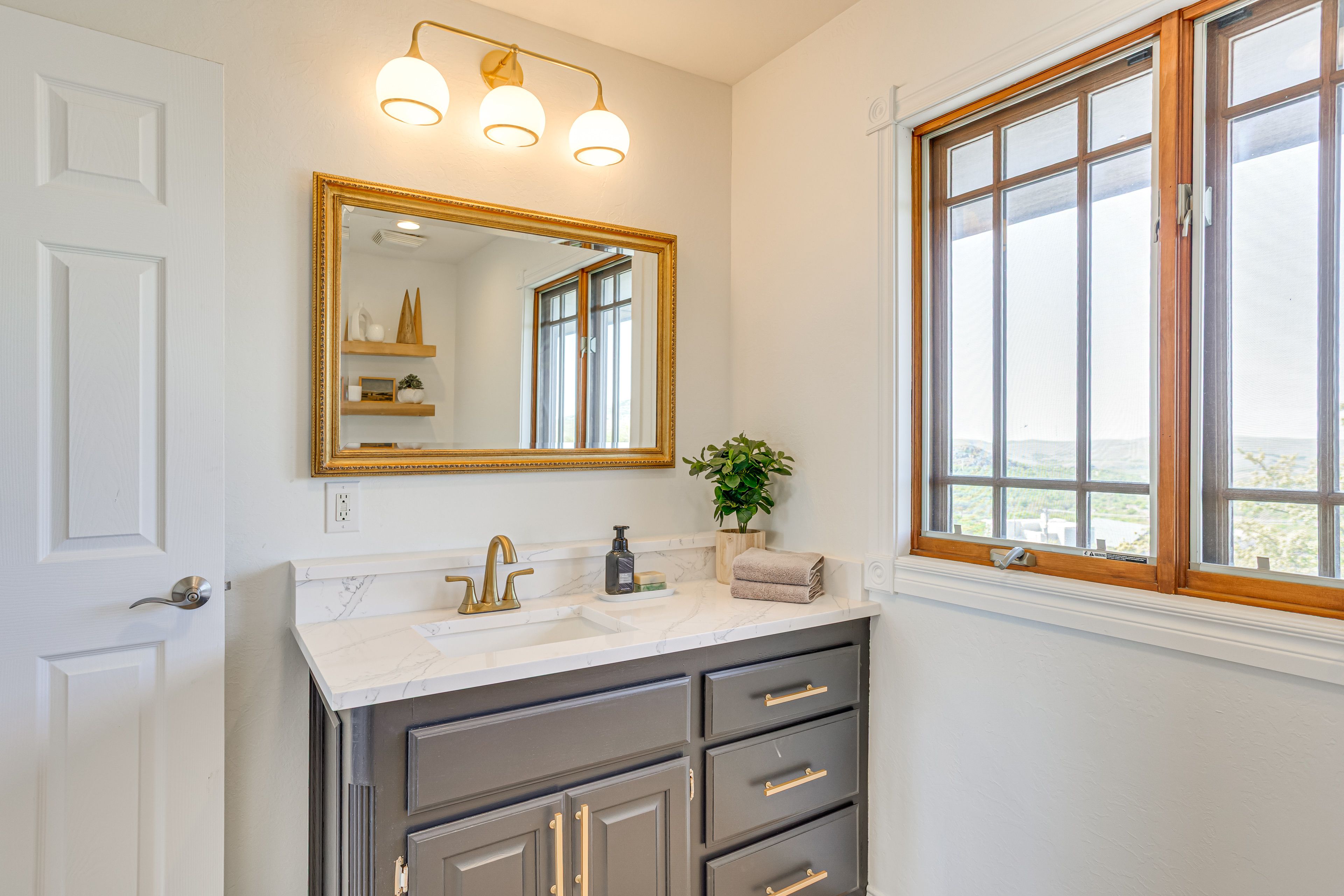 Bathroom | 2nd Floor