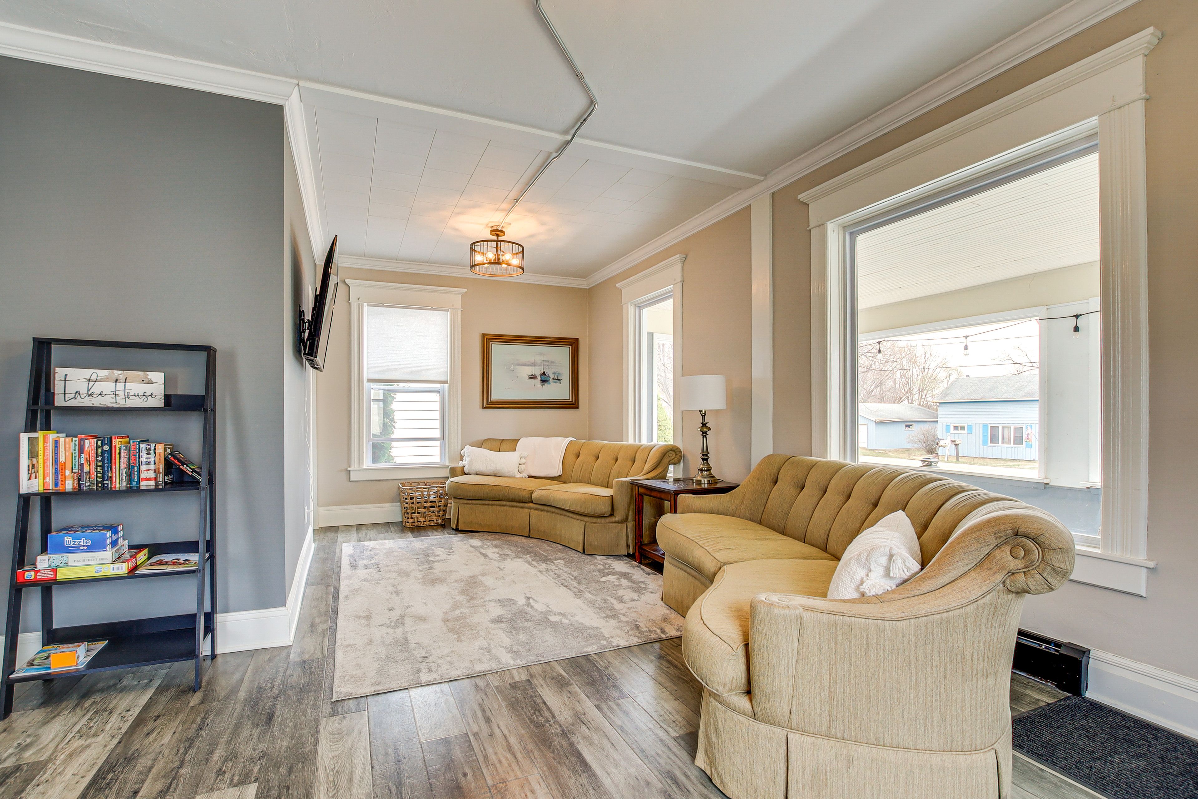 Living Area | Books | Board Games | Flat-Screen TV | 1st Floor