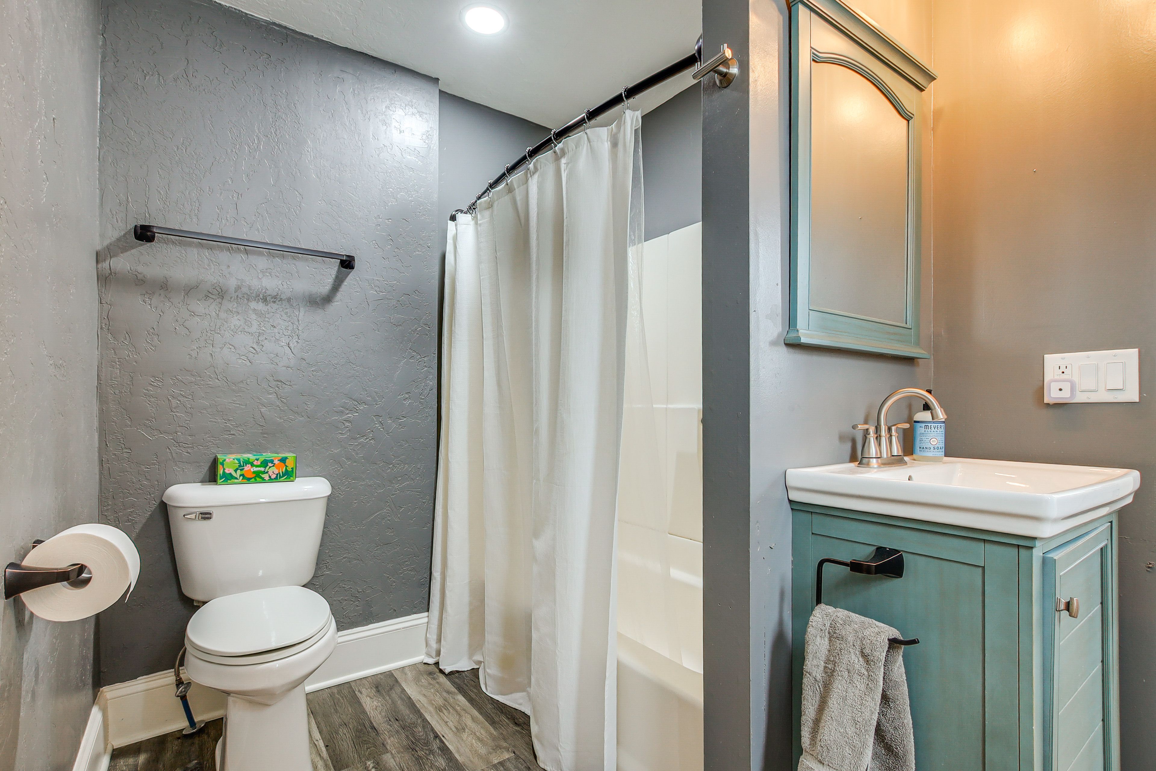 Full Bathroom | Towels Provided | 1st Floor