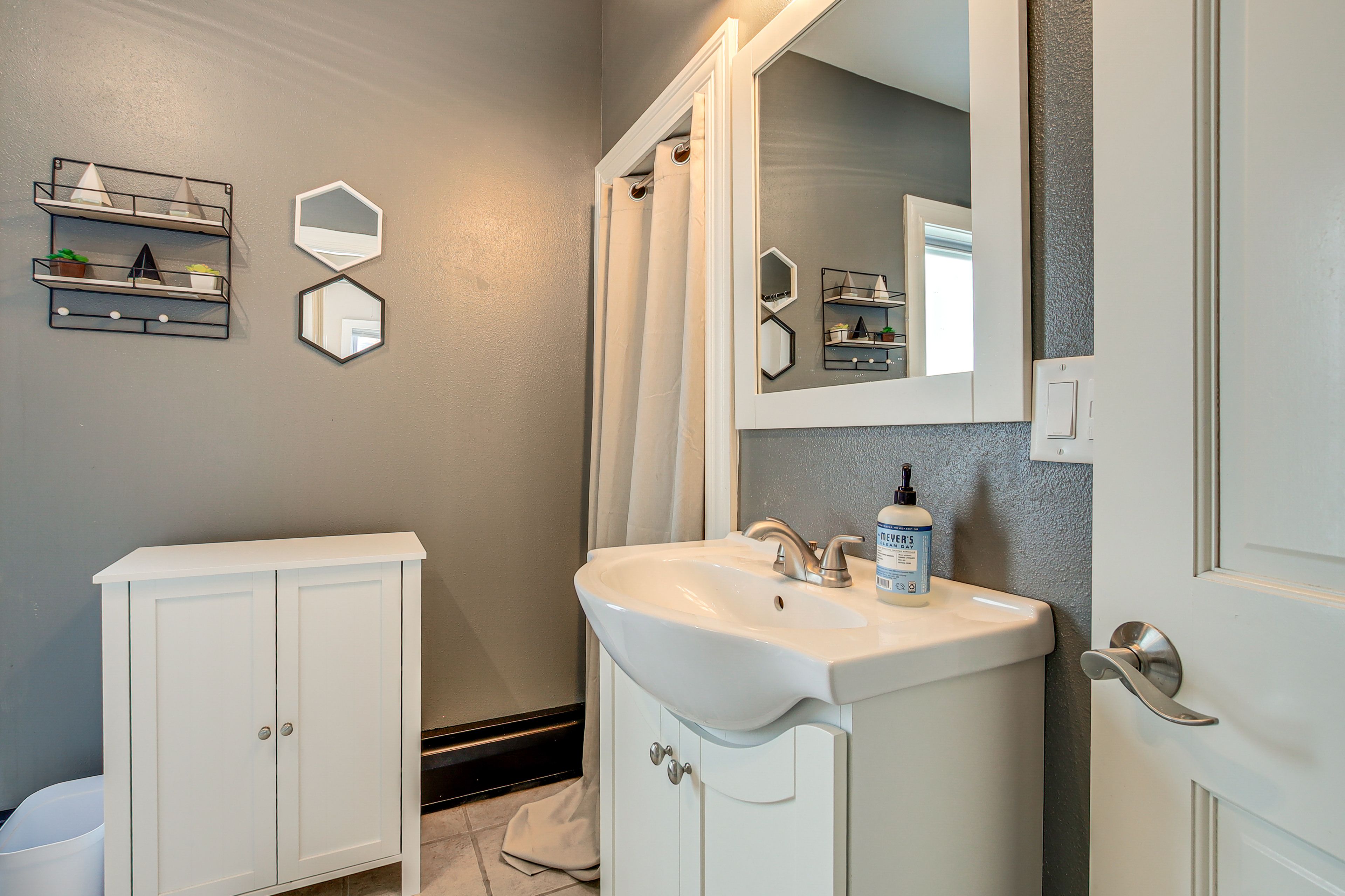 Full Bathroom | 2nd Floor