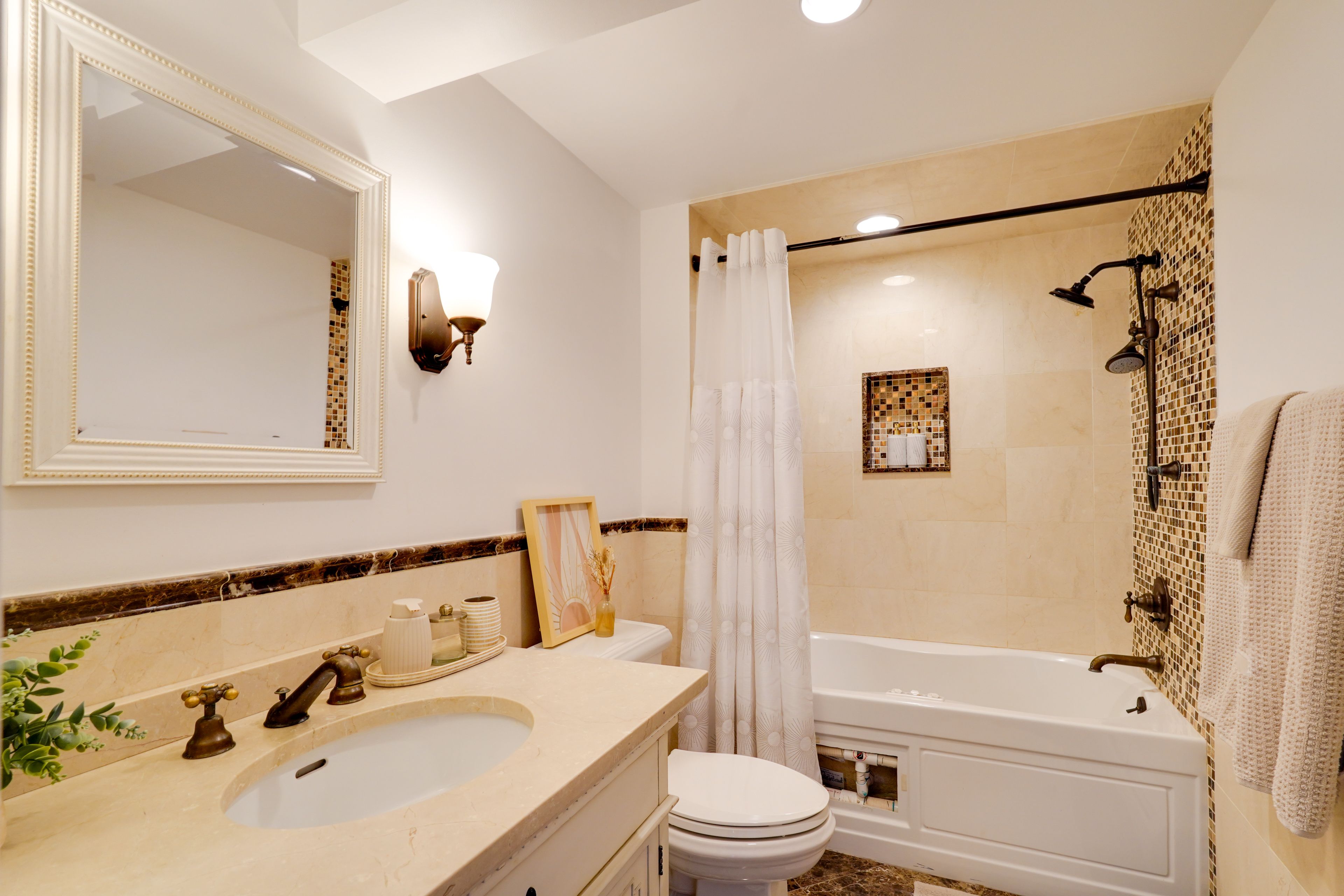 Full Bathroom | Towels Provided | Upper Level