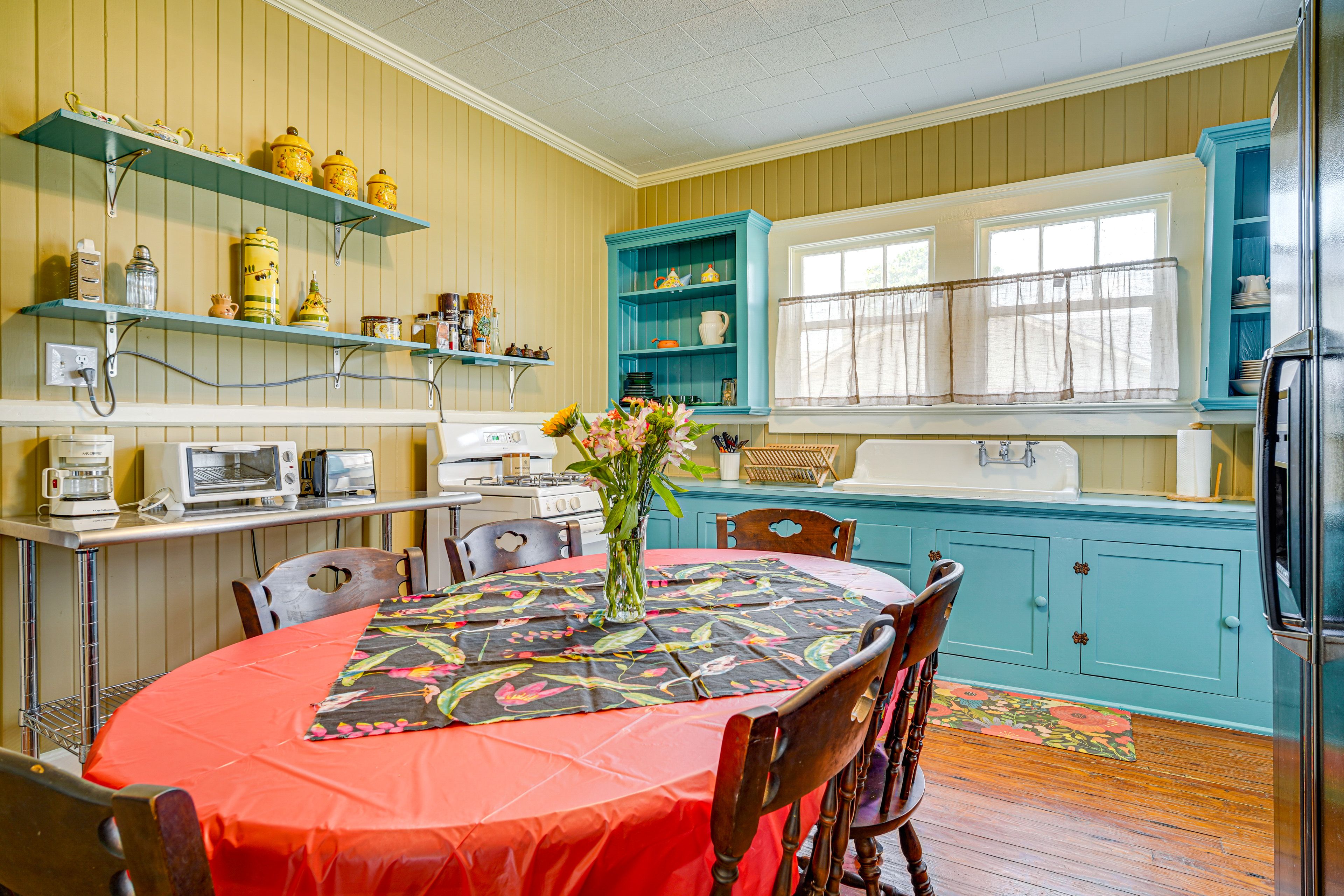 Kitchen | Dining Area | Dishware & Flatware