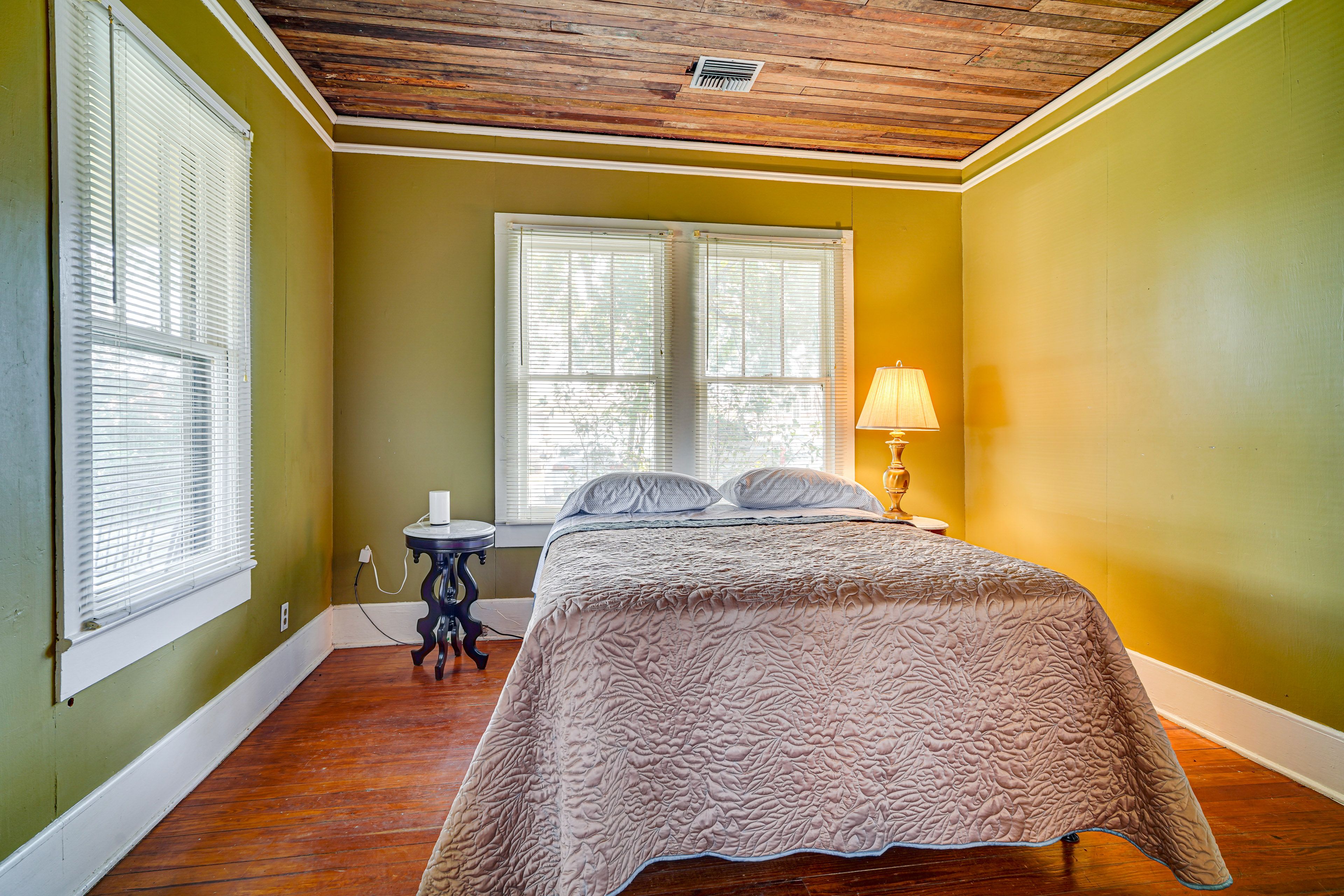 Bedroom 1 | Queen Bed | Linens